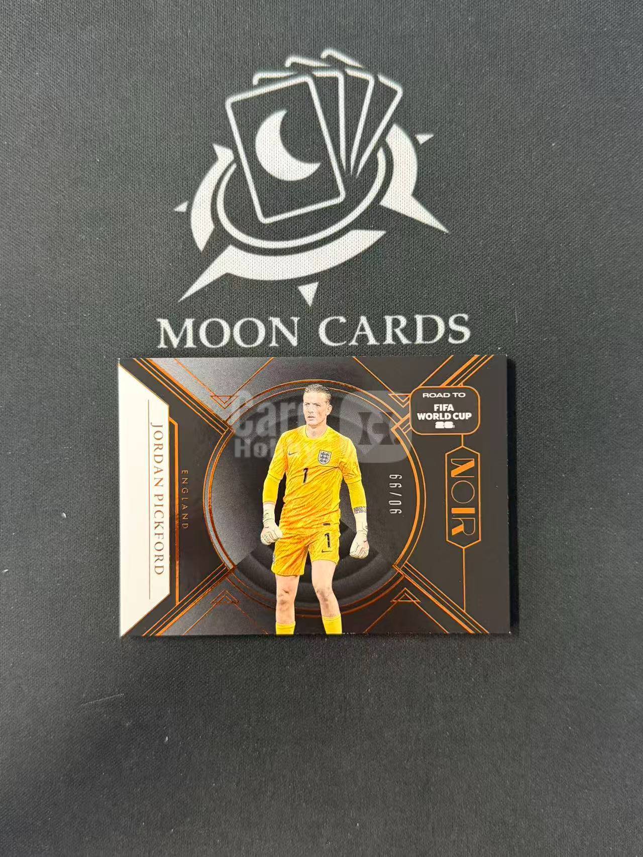 【梦卡拍卖】2025-26 Panini Noir 诺尔 世界杯之路 Jordan Pickford 世埃弗顿 英格兰 乔丹 皮克福德 base /99编 #DD# A07