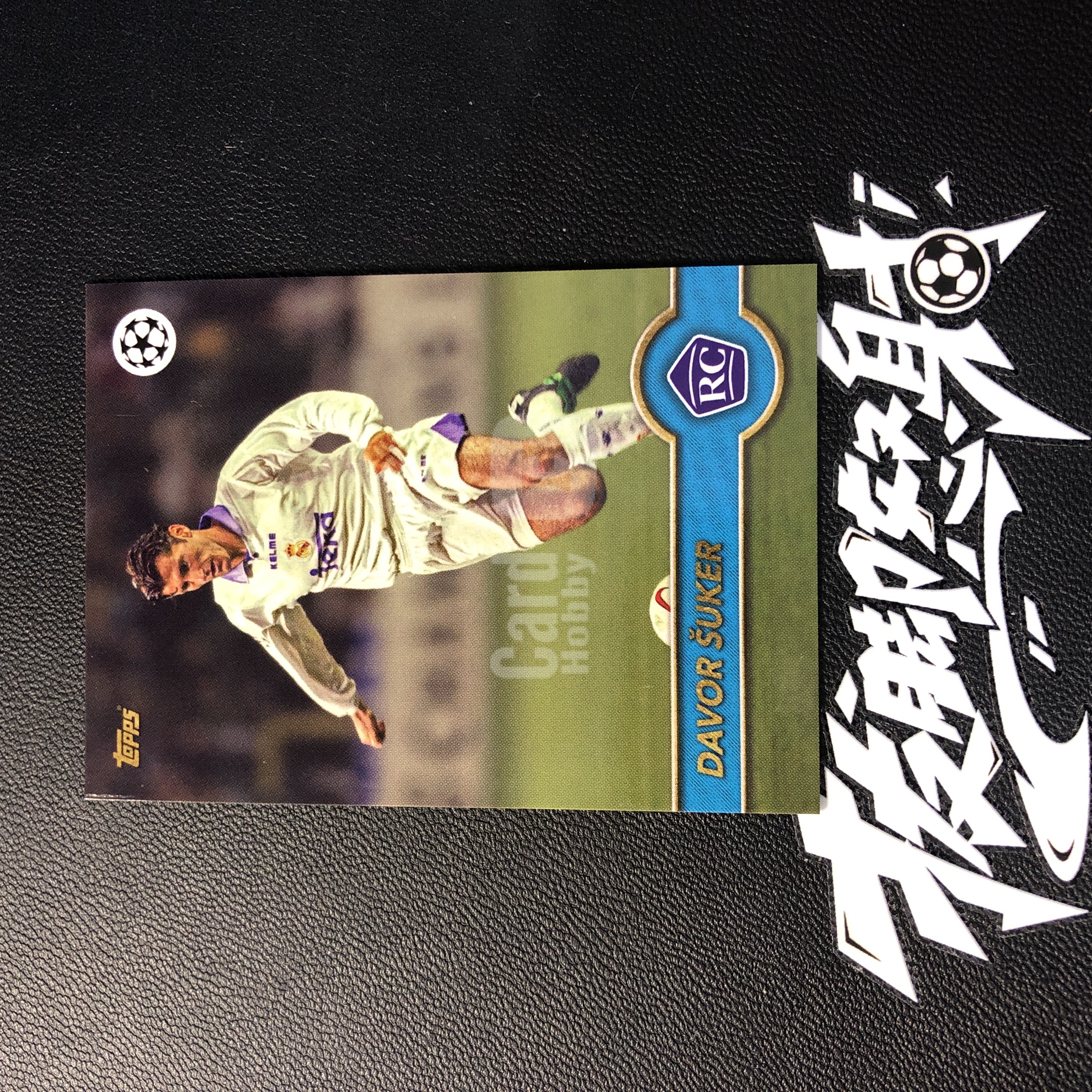 【拔脚代卖】2024 Topps UEFA 欧战 达沃 苏克 Davor Šuker 皇家马德里 皇马 复古新秀 特卡 克罗地亚传奇前锋 金左脚收藏必备 瑕疵如图｜拔脚沙漠BH14