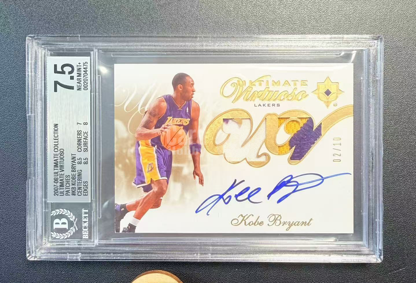 2007-08 Upper Deck Ultimate Kobe Bryant 【小柴拍卖】终极系列 科比 布莱恩特 签字 卡签 暴力patch 湖人 金版  /10编 BGS7.5 墨迹超蓝 virtuoso 投资必备 木盒杰哥