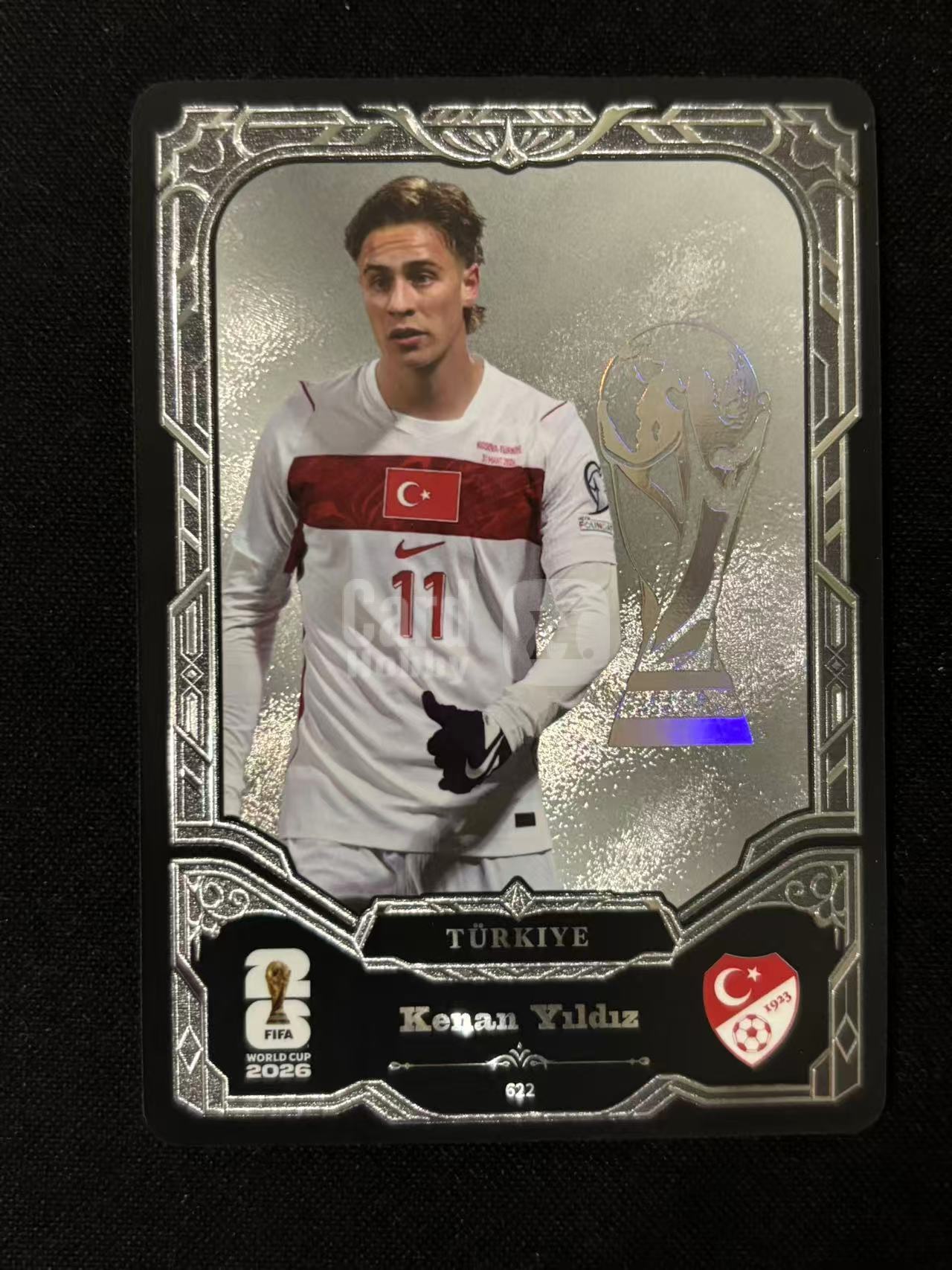 【星辰】2026 Panini 卡游 FIFA WORLD CUP 世界杯 土耳其 凯南 伊尔迪兹 YILDIZ 尤文 棱镜卡 超凡系列 厚卡 折射 实卡精美