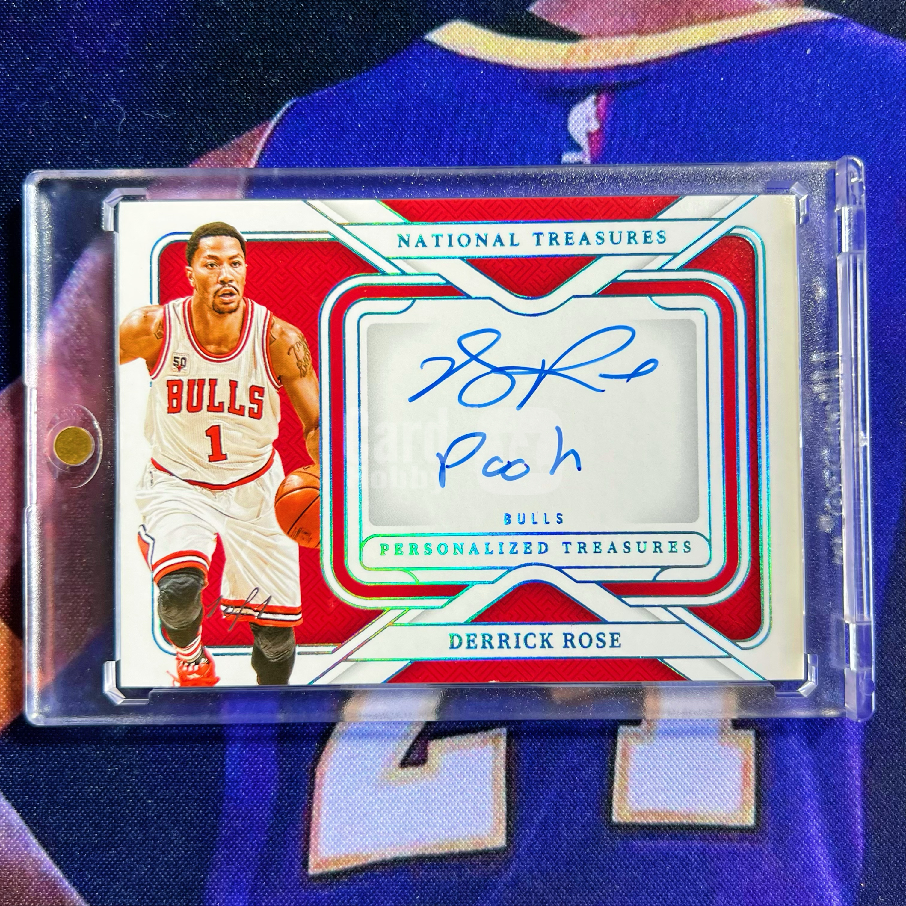 2024-25 Panini National Derrick Rose 【星卡优转】国宝 公牛 罗斯 1/1编 1of1 一编一 湖水蓝闪 绰号签 铭文签字卡 小熊维尼 卡签 印角见图 官方广告卡