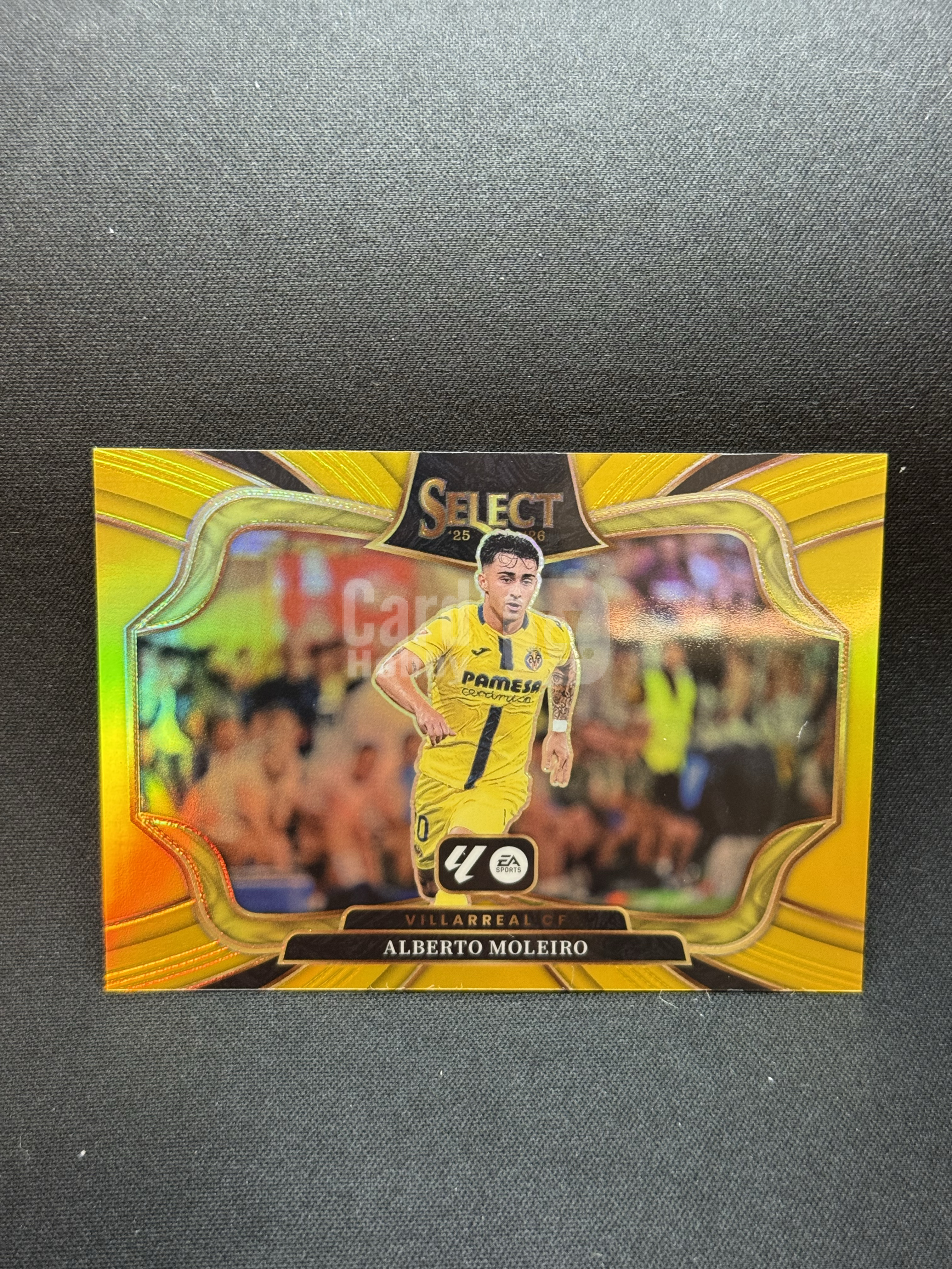 2025-26 Panini Select Alberto Moleiro 【小贝代拍】西甲 Se 阿尔贝托 莫莱罗 比利亚雷亚尔 三阶 正金折 06/10编 超低编 瑕疵如图 拍前看描述 H MFC