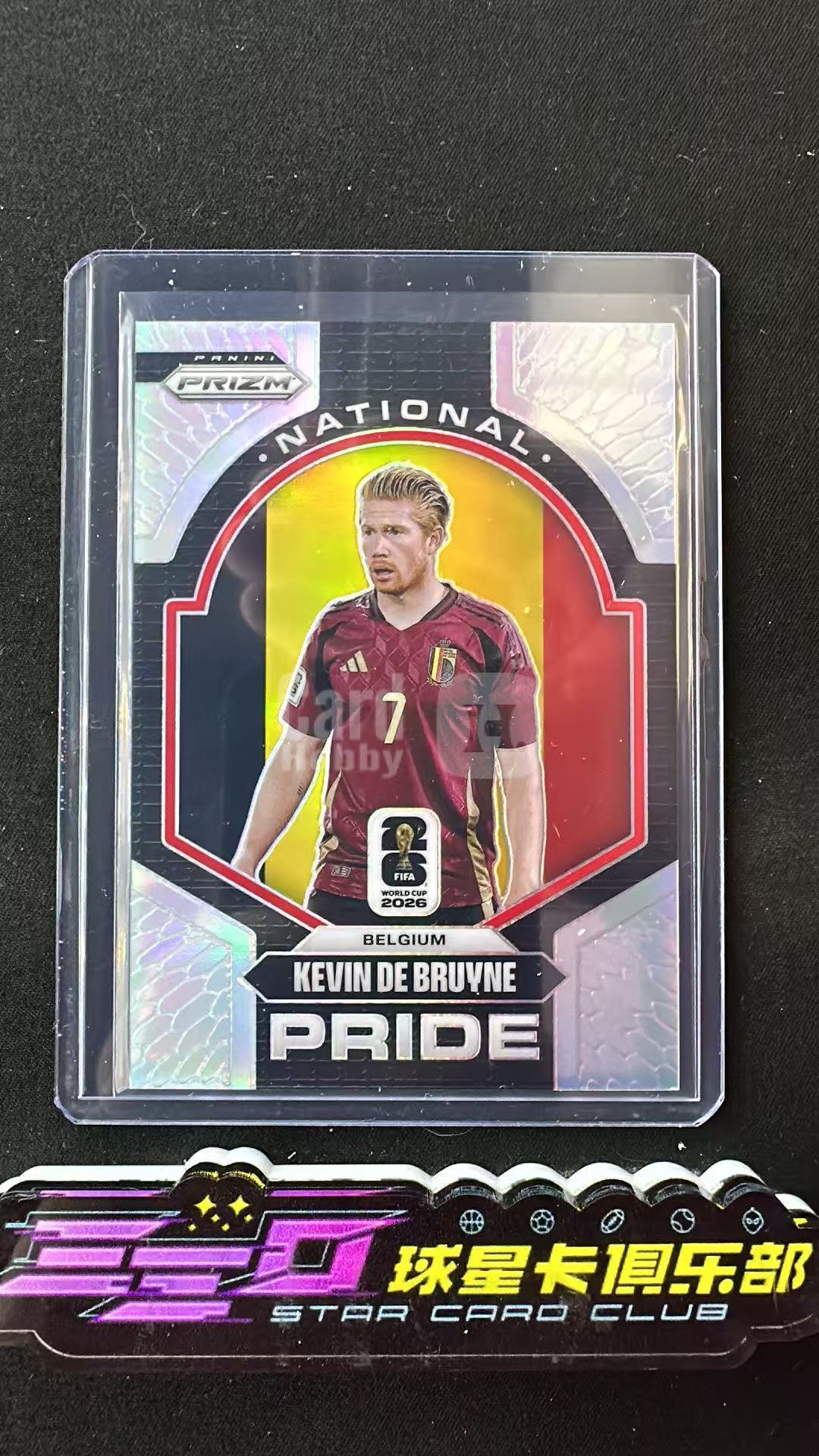 7906【330球星卡实体店代卖】PANINI 2026 WORLD CUP PRIZM 中场核心 丁丁 德布劳内 KEVIN DE BRUYNE SP国家荣耀 NATIONAL PRIDE(RT)