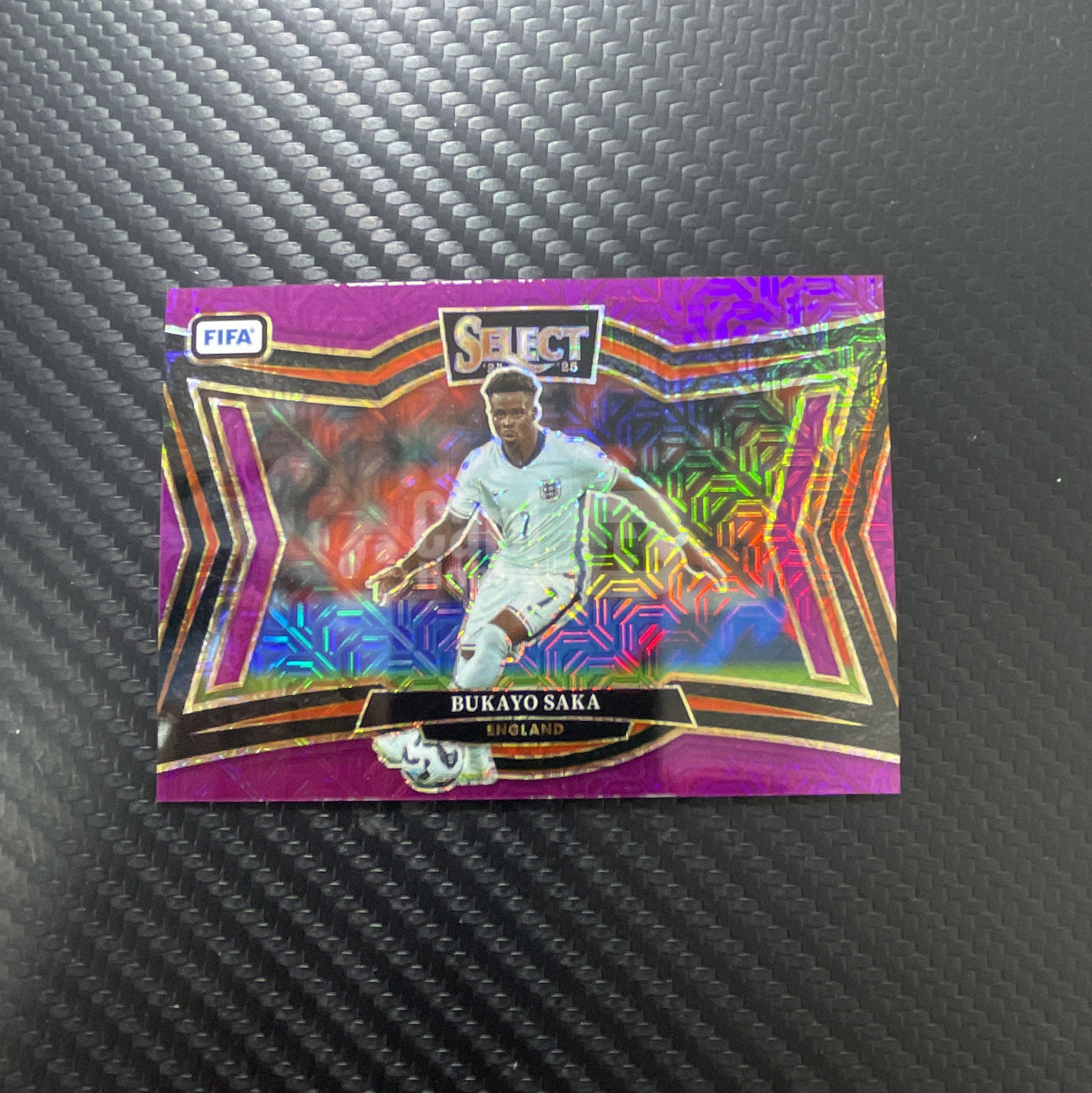 【小牛代拍】2024-25 Panini FIFA Select Bukayo Saka 布卡约 萨卡 阿森纳 紫折 卡品如图(璐标)