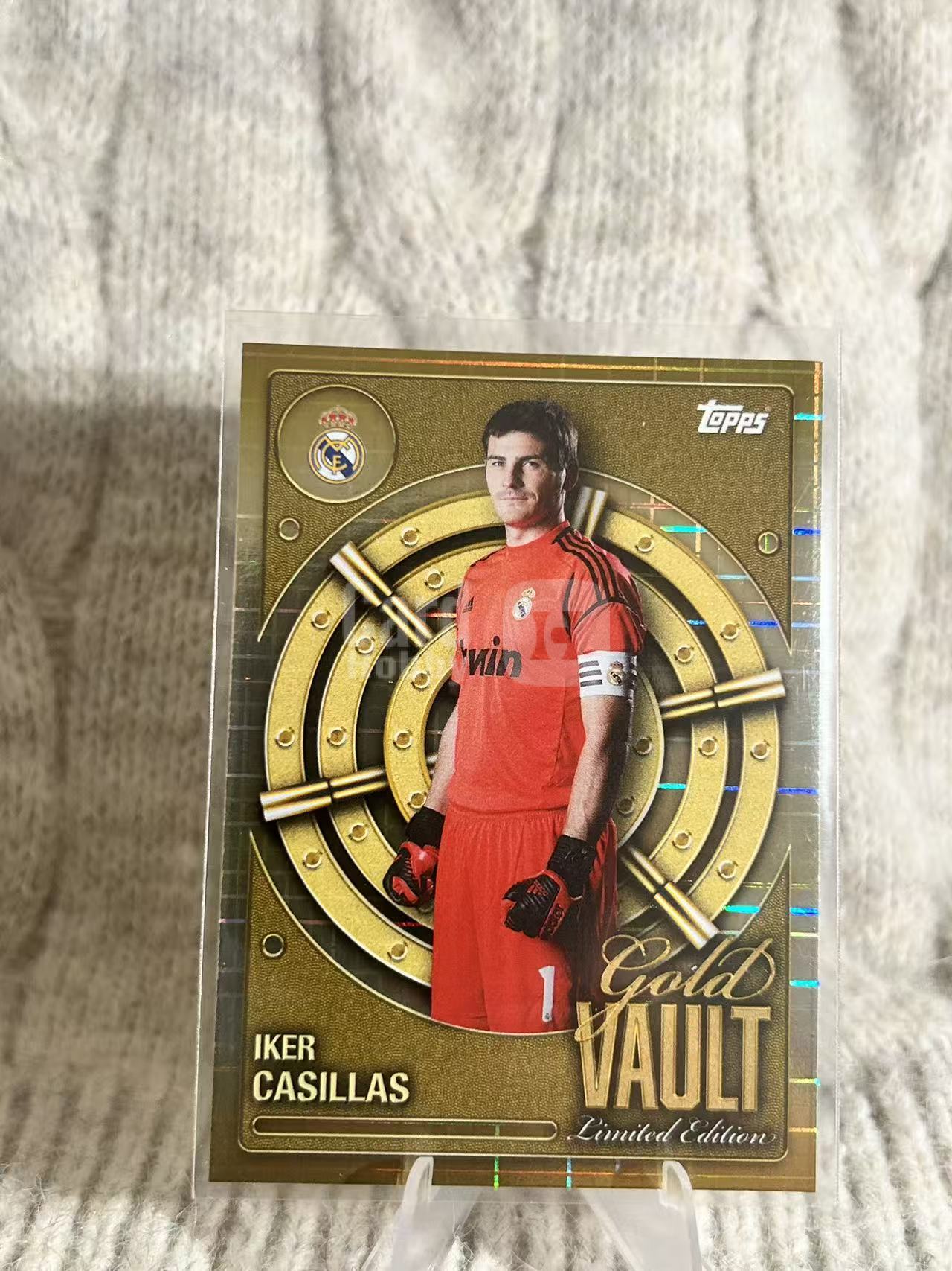 2004 Topps Gold Vault Iker Casillas 金库限定系列,伊克尔・卡西利亚斯,皇家马德里,限量特卡。世界杯与欧洲杯双冠门神,皇马传奇队长,以神级扑救闻名足坛