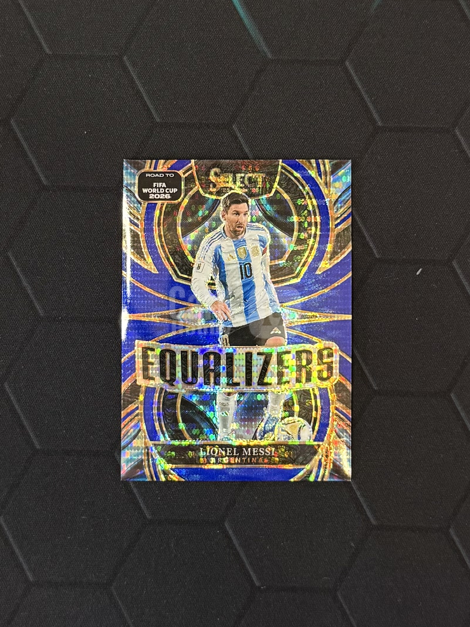 2025-26 Panini Select Road to World Cup Lionel Messi 【傲来拍卖】世界杯之路 阿根廷 利昂内尔 梅西 巴萨 蓝脉冲折 扳平者特卡 默认微瑕 cq力美