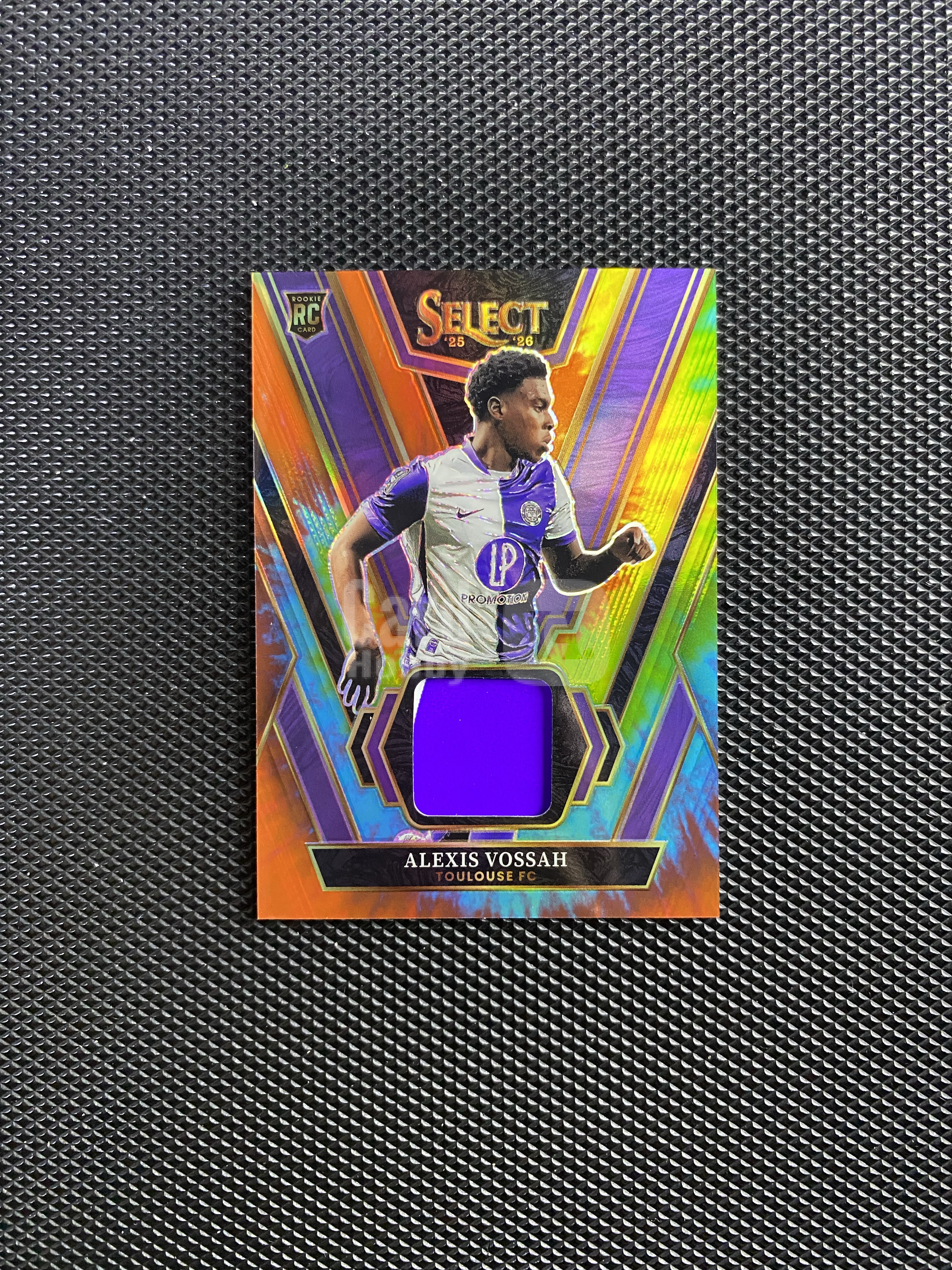 【深情拍卖】2025-26 Panini Select 法甲 Alexis Vossah 图卢兹 新秀RC 亚历克西斯 沃萨 25编 小窗物料 扎染折 卡品如图 #js548#