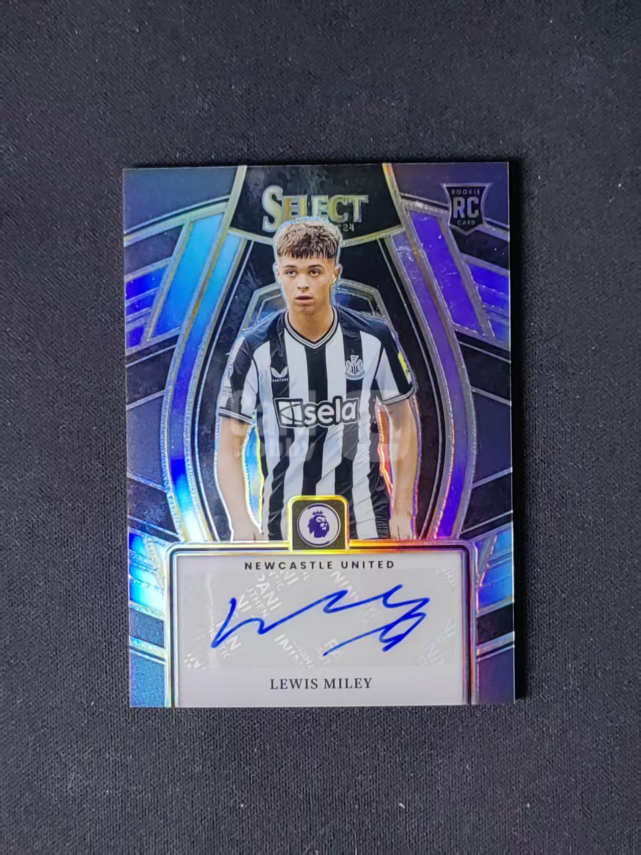 2023-24 Panini Select Lewis Miley RC 【林林拍卖布迪尼】英超select系列 纽卡斯尔联 新秀 刘易斯米利 麦利 银折 签字 瑕疵见图