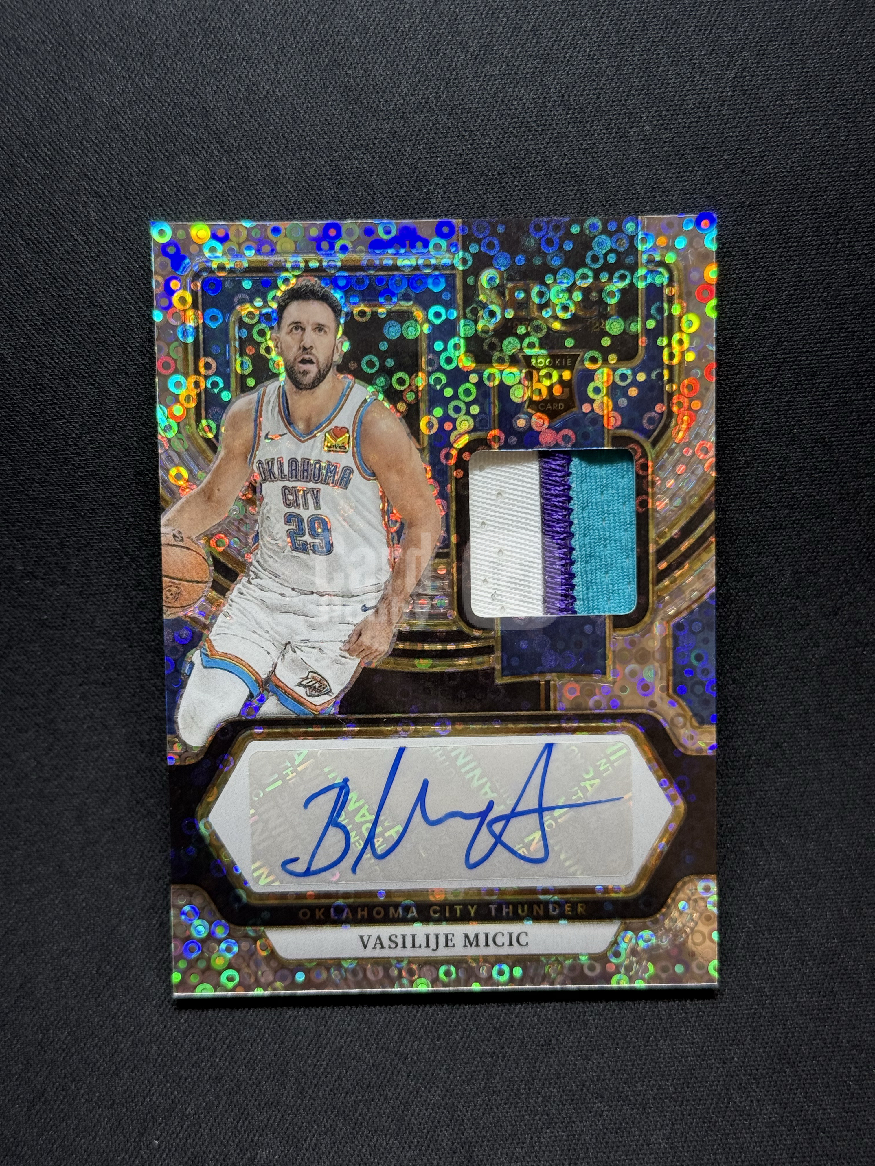 2023-24 Panini Select Vasilije Micic RC 【小贝代拍】Select 雷霆 新秀 米齐奇 米西奇 小窗 球衣物料 暴力切割 签字 RJA 银泡泡折 微瑕 H WSH