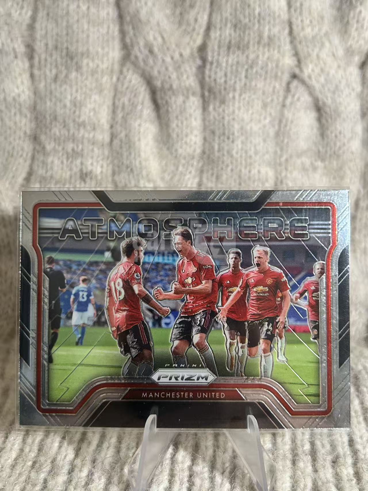2020-21 Panini Prizm 英超 Atmosphere 曼联 Atmosphere(赛场氛围)特卡,布鲁诺・费尔南德斯、马奎尔、拉什福德、范德贝克,记录进球后全队相拥庆祝瞬间