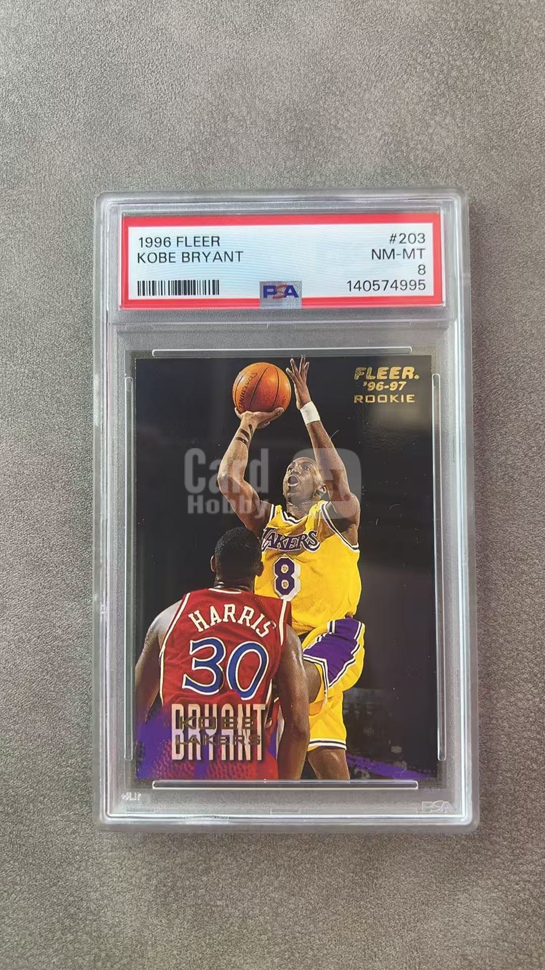 883【330球星卡实体店代卖】1996-97 FLEER Kobe Bryant 科比布莱恩特 黑曼巴 老大 湖人 新秀RC 经典老卡 PSA8 仅顺丰寄付(UK23)