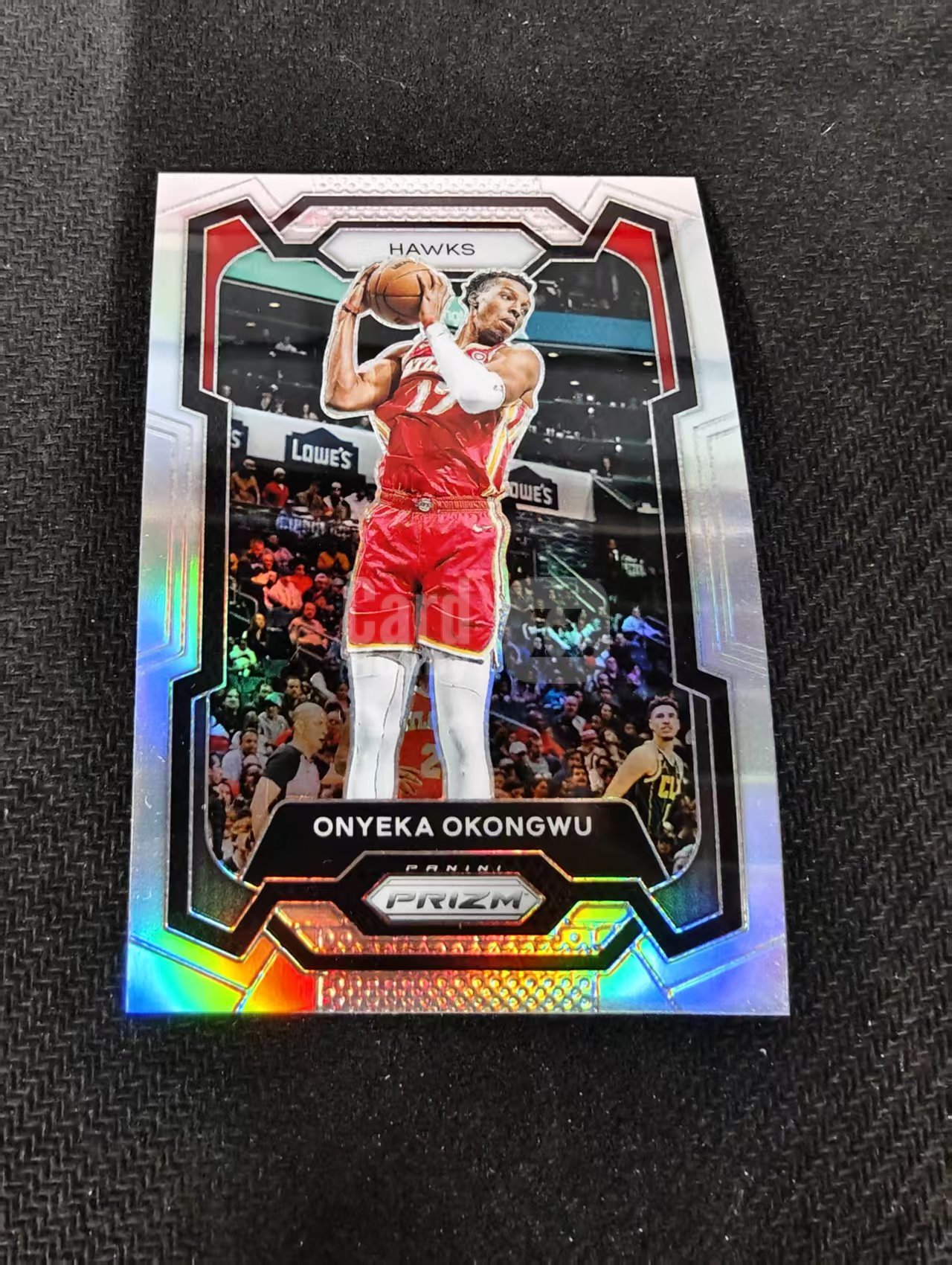2023-24 Panini Prizm Onyeka Okongwu 老鹰 奥耶卡 奥孔古 银折 PZ 划痕 边角瑕疵 #290