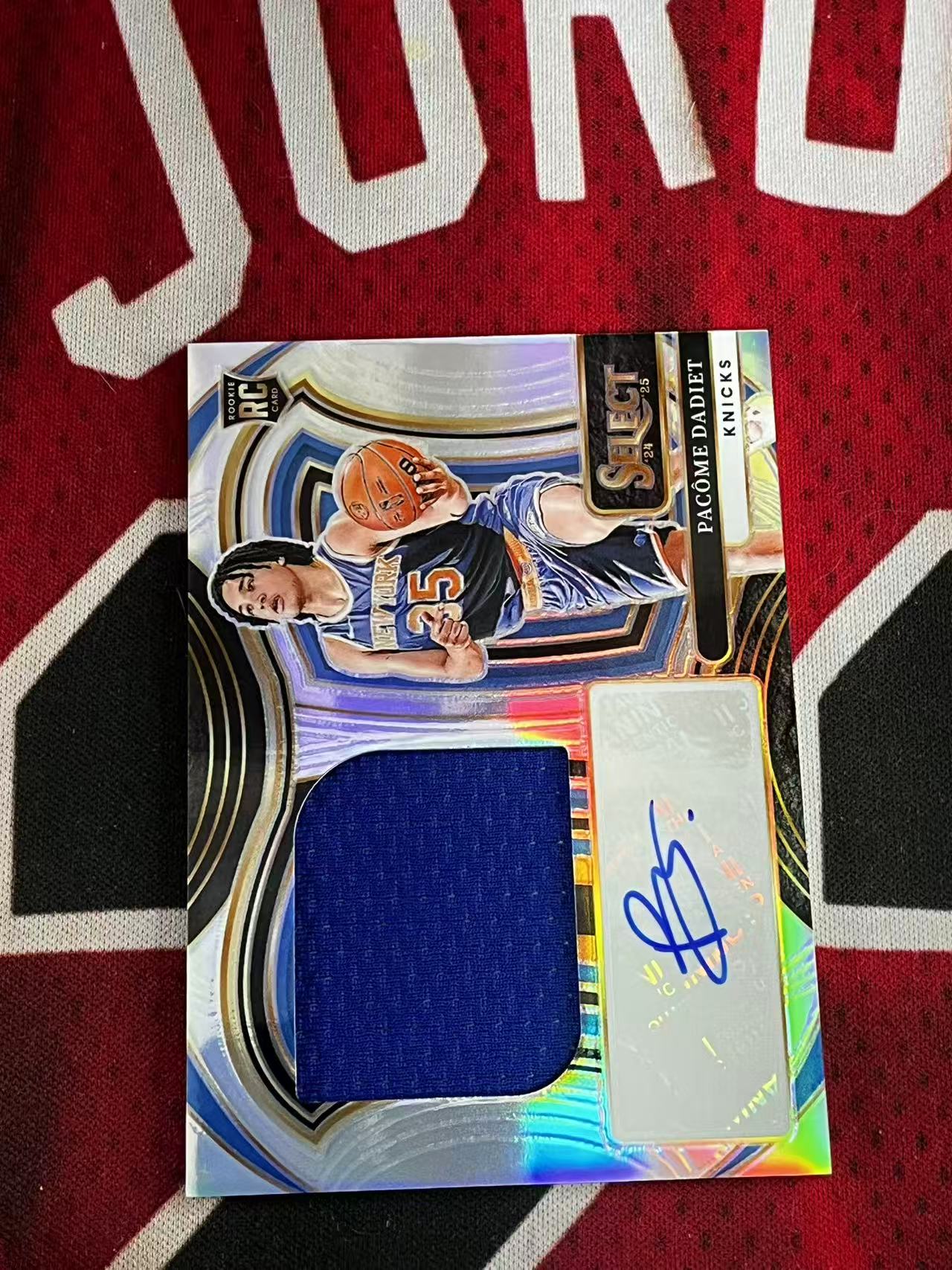 【接寄拍】2024-25 PANINI SELECT 尼克斯 新秀RC 帕科姆达迪耶 99编 RJA 新秀大窗球衣物料签字卡 衣料实物卡 银折 折射 专收凑套必备【烂臭嘴拍卖】