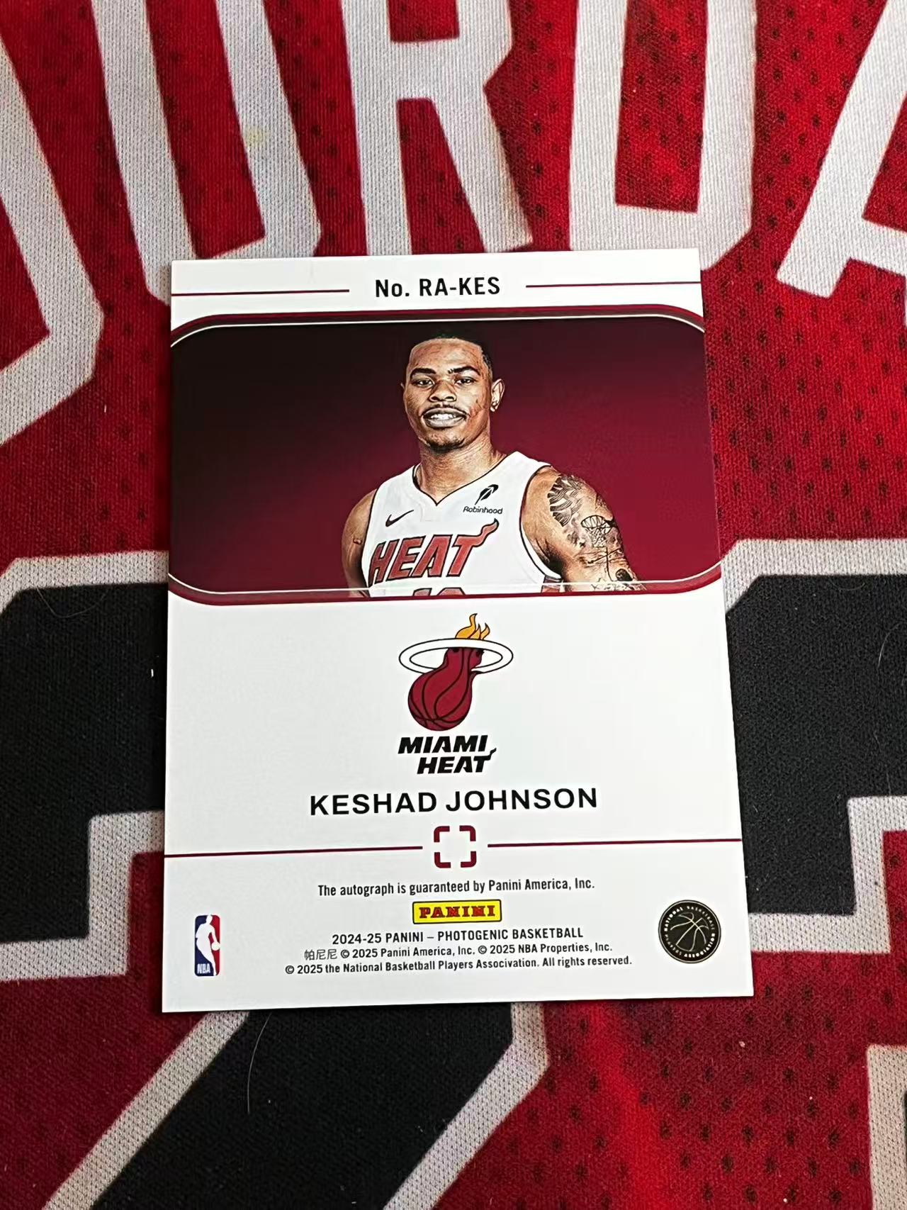 【接寄拍费率低至5%含卡淘手续费】 2024-25 Panini Photogenic 上镜系列 热火 新秀RC 凯沙德约翰逊 149编 签字卡 新秀签 银折 折射 专收凑套必备【烂臭嘴拍卖】