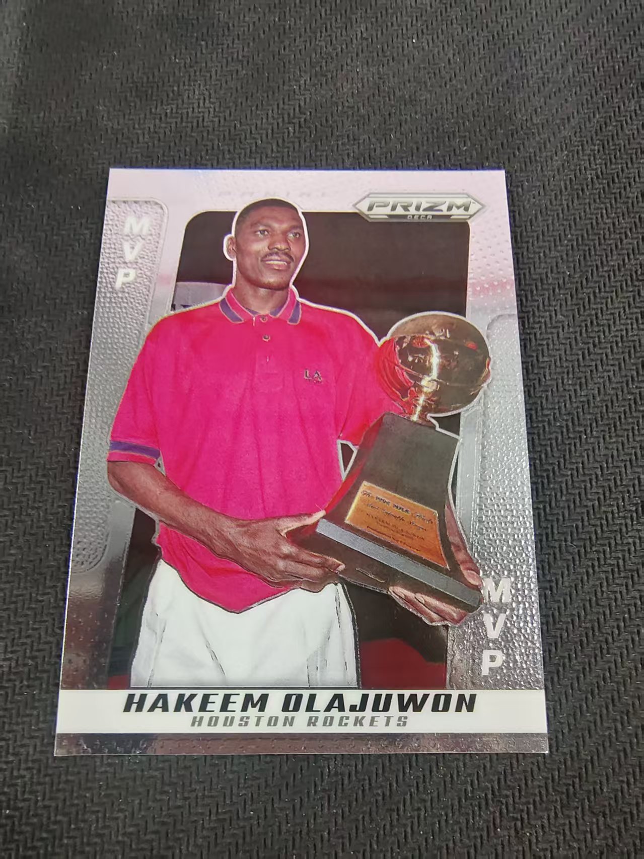 【可合并,不累计】2024-25 Panini Prizm Deca Hakeem Olajuwon PZ 奥拉朱旺 状元 PZ 复刻 MVP 捧杯 划痕 边角瑕疵 #297