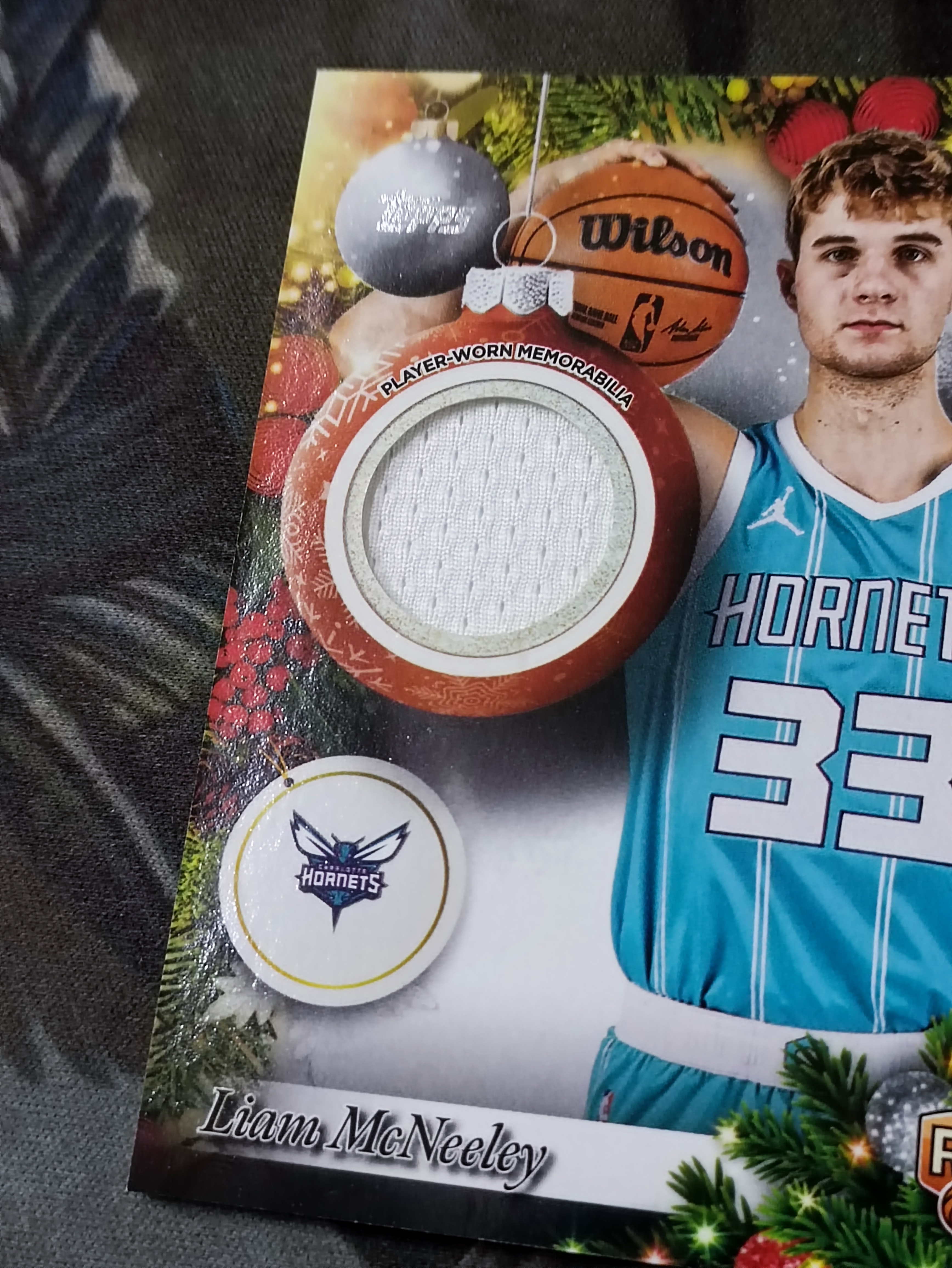 2025-26 Topps Holiday Liam McNeeley RC 麦克尼利 新秀 球衣实物 Player Relic 黄蜂(品见大图)《苏州卡通》J【GJY】
