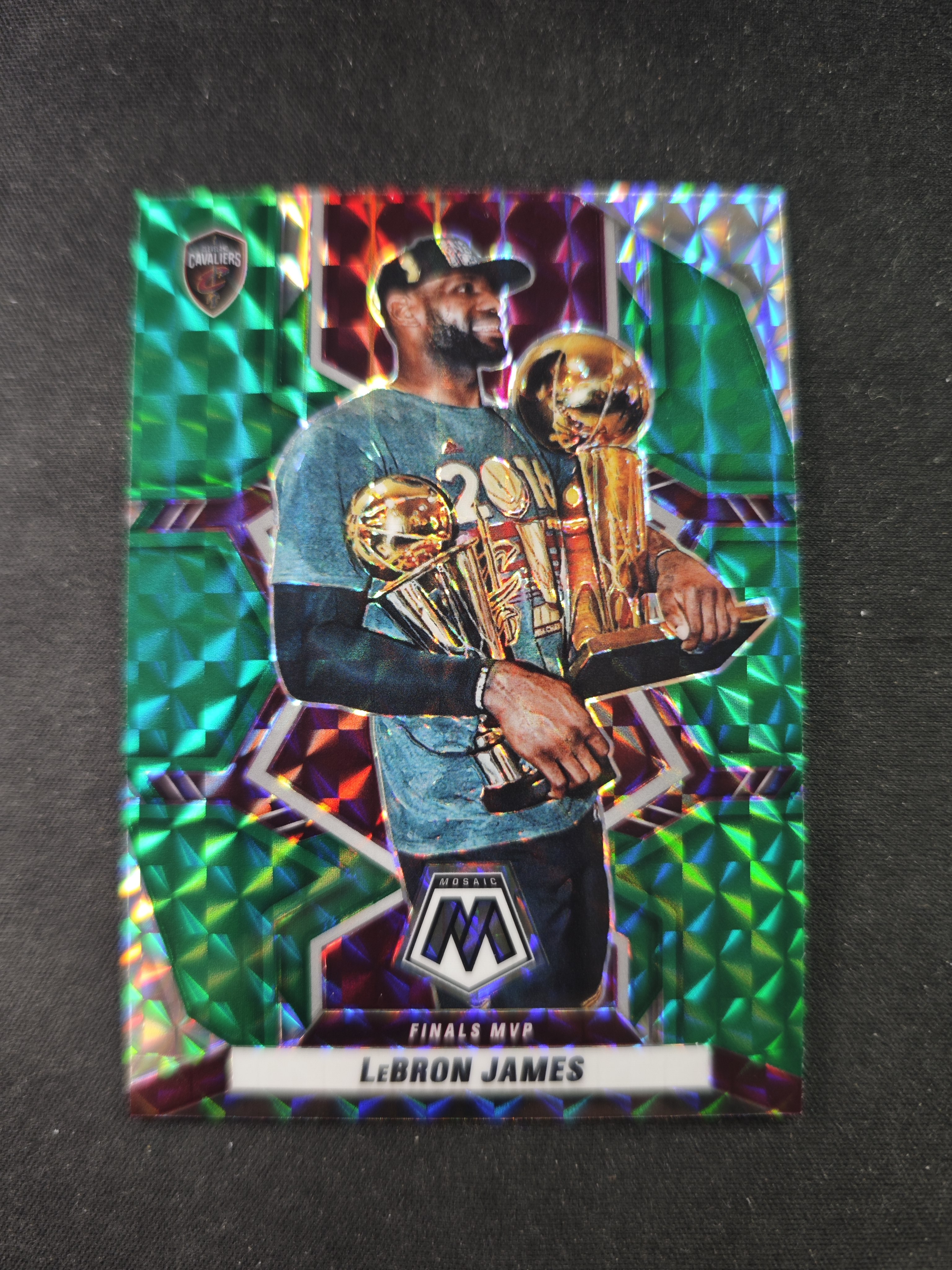 【蛤蟆特卖】勒布朗 詹姆斯 小皇帝 2021-22 PANINI MOSAIC系列 双奖杯选图 绿色马赛克折射 超级闪亮 稀有好卡 绝版老特 卡品如图 专收必备!