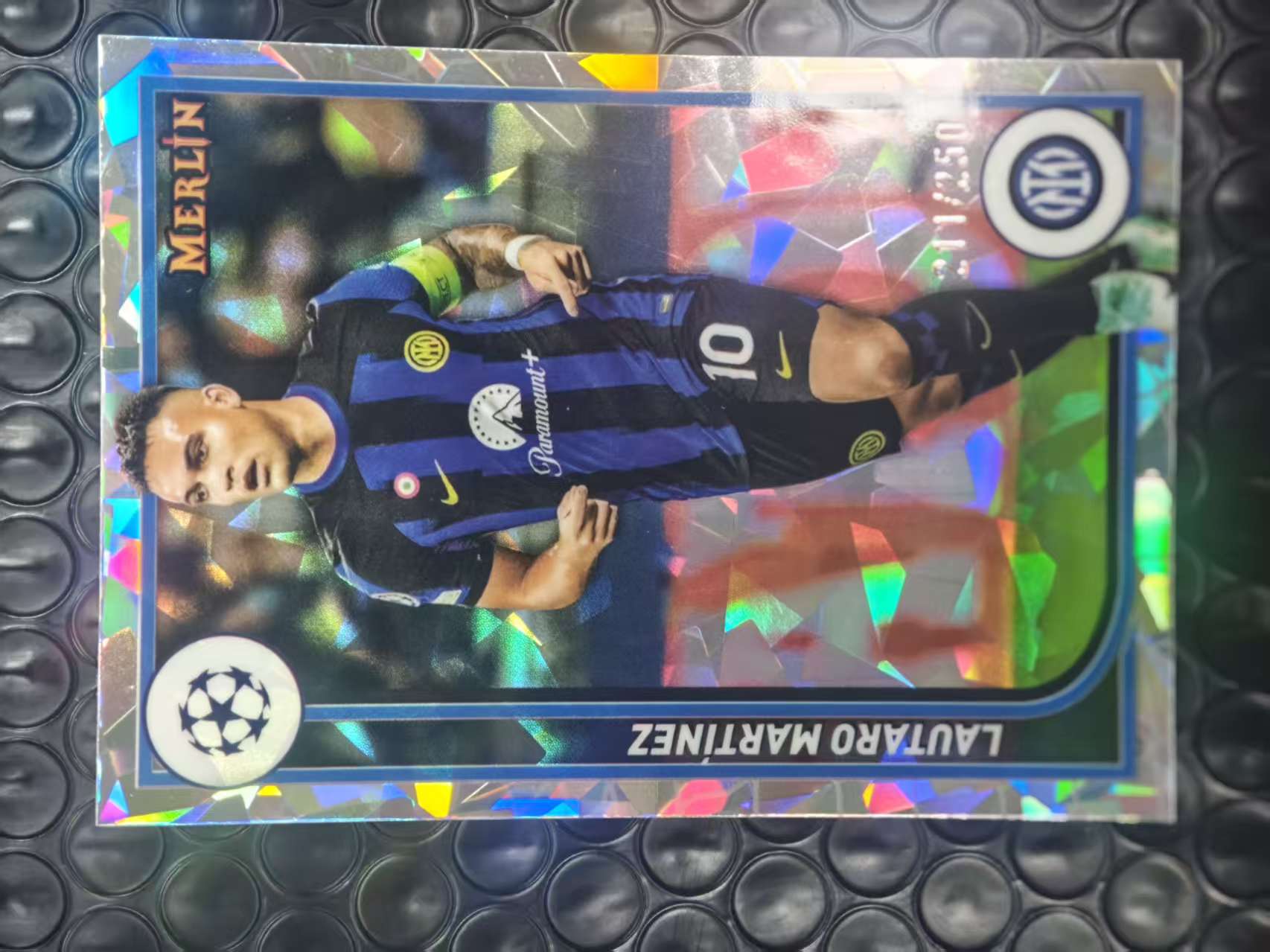 2023-24 Topps Merlin Lautaro Martínez 欧冠 梅林 国际米兰 阿根廷 劳塔罗 马丁内斯 211/250编 银碎冰折 折射 卡品如图【原地起飞卡社】MVP11.6
