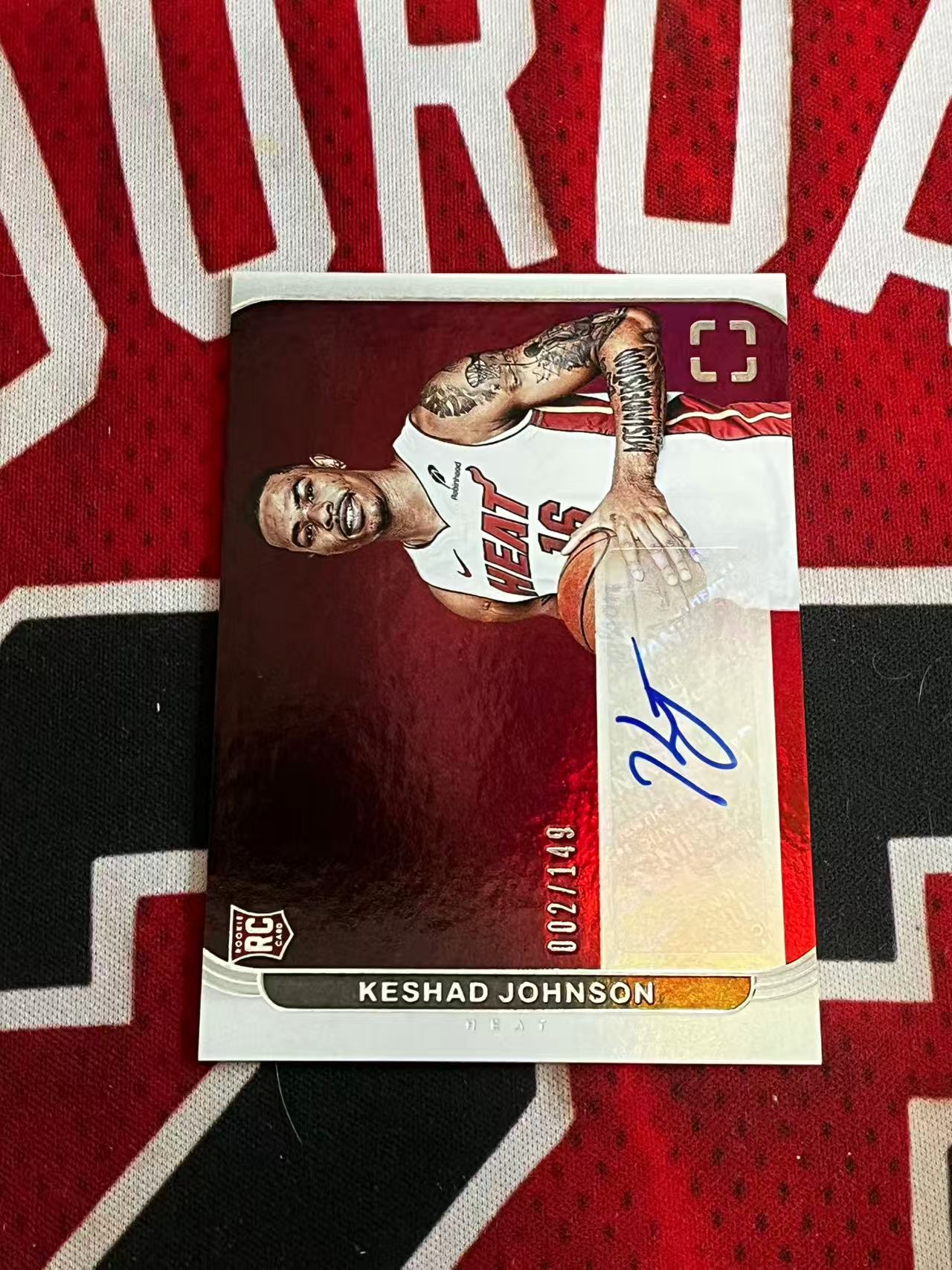 【接寄拍费率低至5%含卡淘手续费】 2024-25 Panini Photogenic 上镜系列 热火 新秀RC 凯沙德约翰逊 149编 签字卡 新秀签 银折 折射 专收凑套必备【烂臭嘴拍卖】