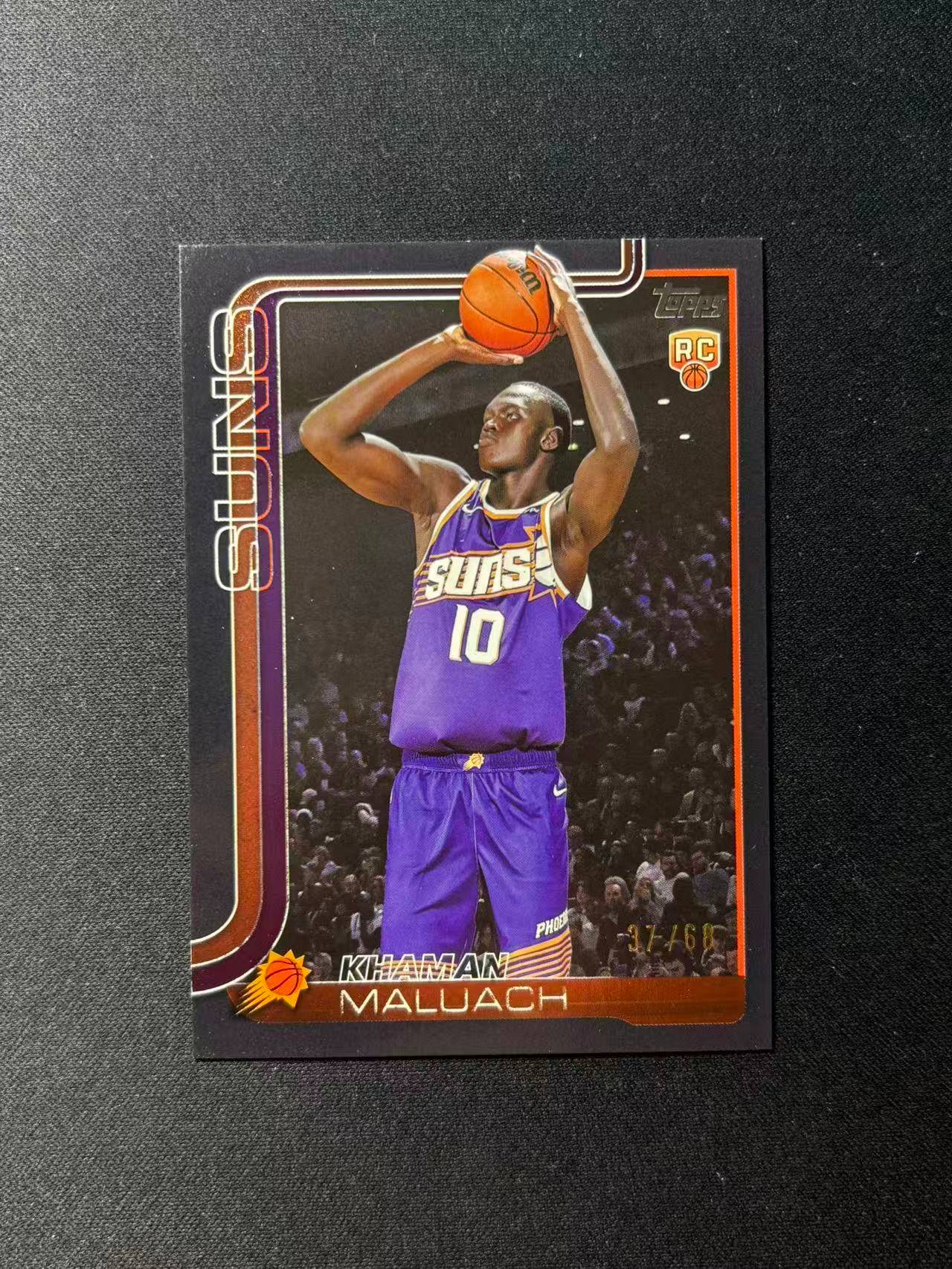 【梦卡拍卖】2025 Topps Flagship Khaman Maluach 太阳 新秀 卡曼 马鲁阿奇 /68编 黑折 细节如图 #DD# 未衬