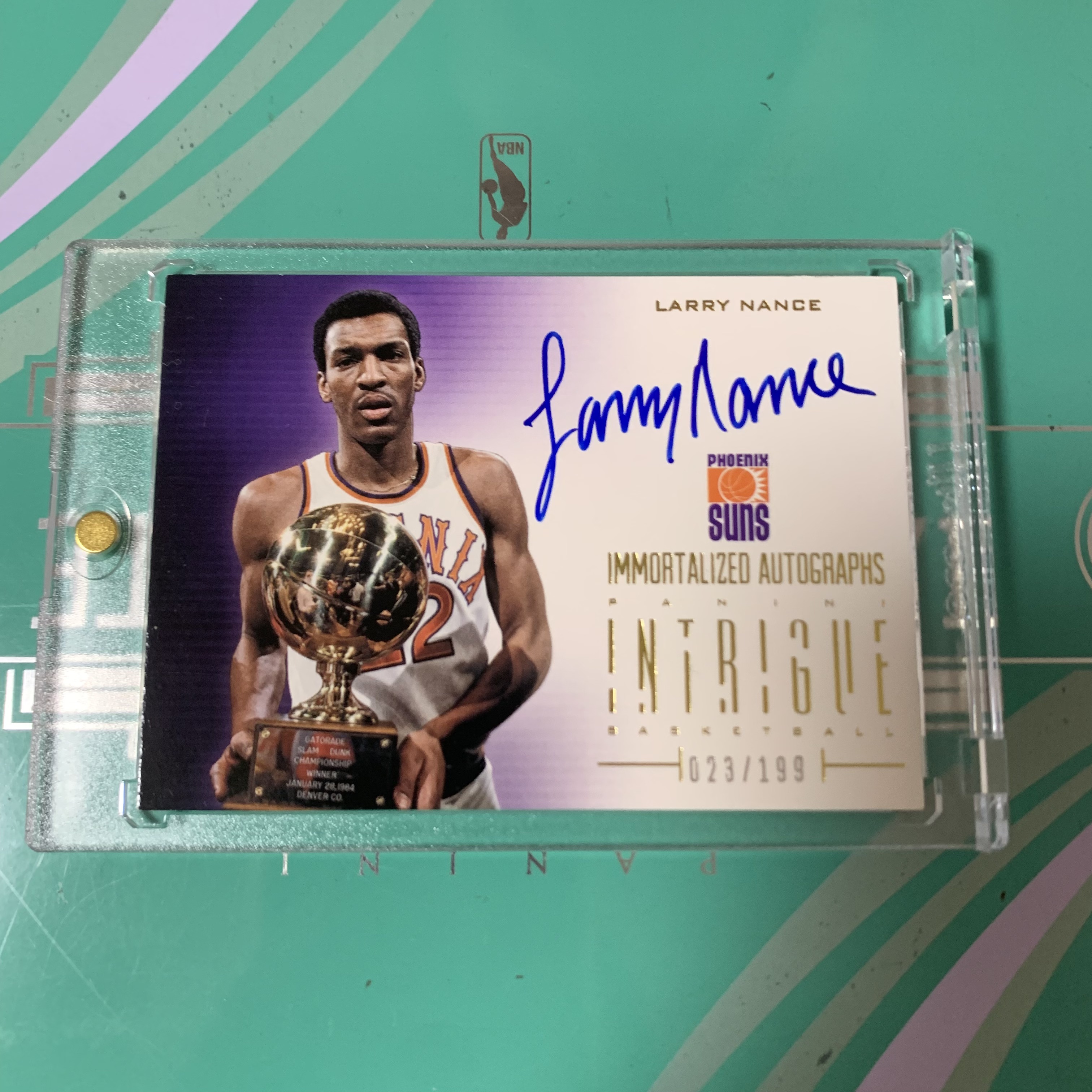 2012 Panini Intrigue Larry Nance 南斯 扣篮王捧杯时刻选图签字卡 顶级身体天赋 首届冠军 乔丹拉文卡特等扣将的老前辈ps卡品小瑕