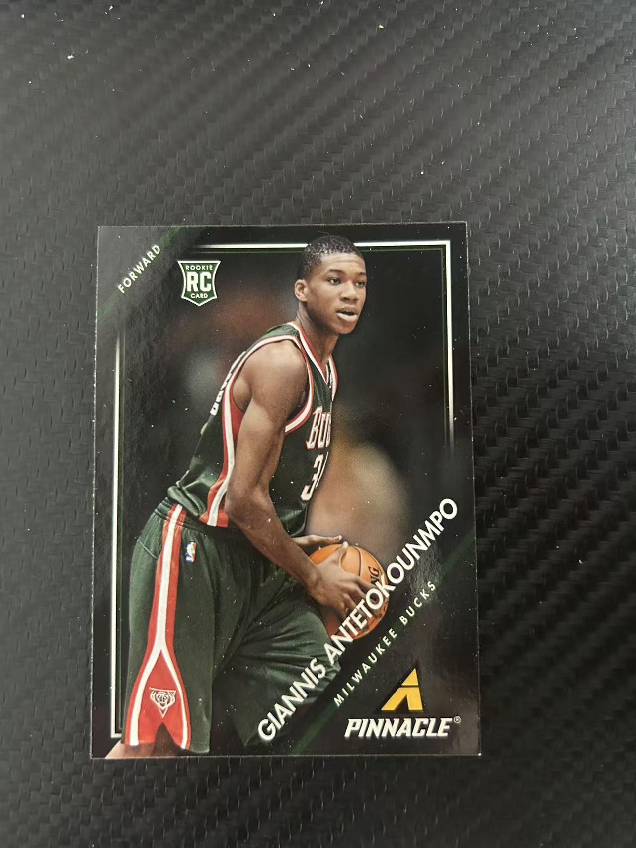 2013-14 Panini Pinnacle Giannis Antetokounmpo RC #5【灯灯拍卡】 新秀年 RC 字母哥 巅峰 阿德托昆博 大比例 base 雄鹿【雪茄】