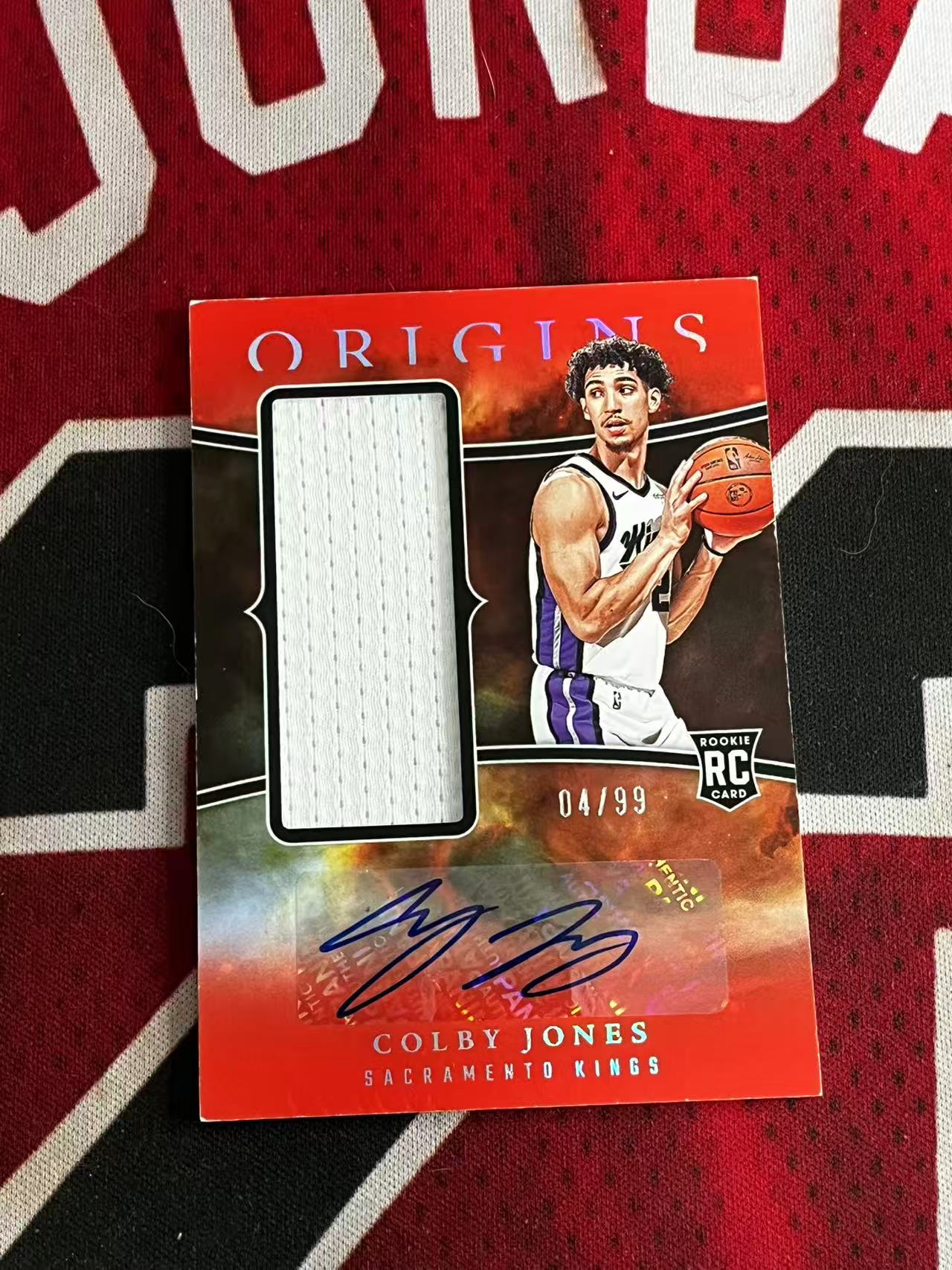 【接寄拍费率低至5%含卡淘手续费】2023-24 PANINI ORIGINS 起源 国王 新秀RC 科尔比琼斯 99编 RJA 新秀球衣物料切割签字卡 专收凑套必备【烂臭嘴拍卖】