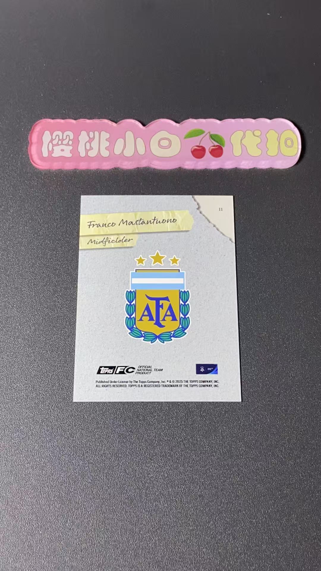 2025 Topps Argentina Franco Mastantuono 樱桃小白 50编 马斯坦图诺 国家队首秀 快照 金彩虹平行 金折 阿根廷聚焦系列 卡品不保 默认微瑕 收藏必备【许克】