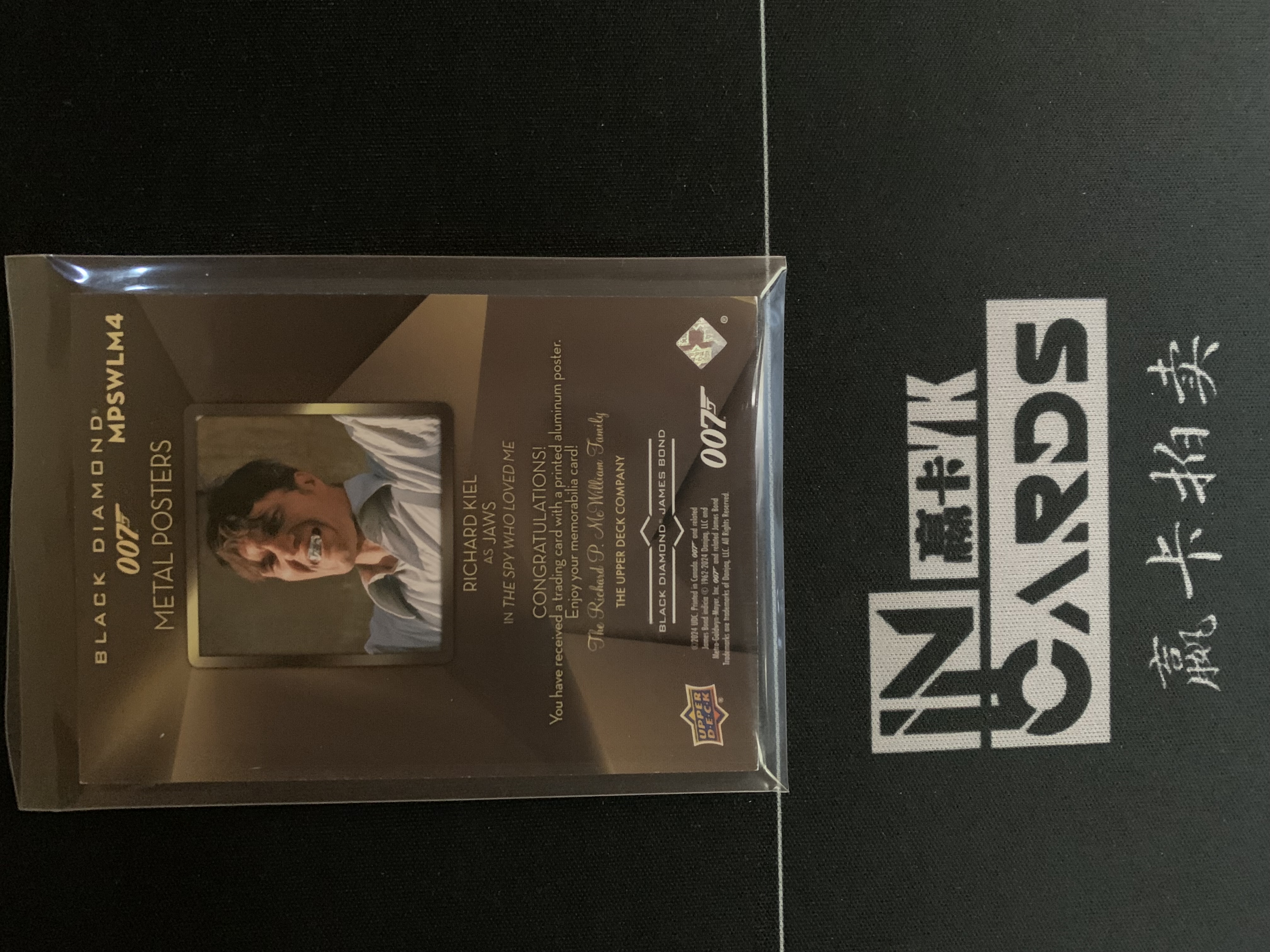 2024 Upper Deck James Bond 007 大黑钻 #MPSWLM4 RICHARD KIEL 大钢牙 金属海报 卡品如图有白边 收藏必备 ALLEN