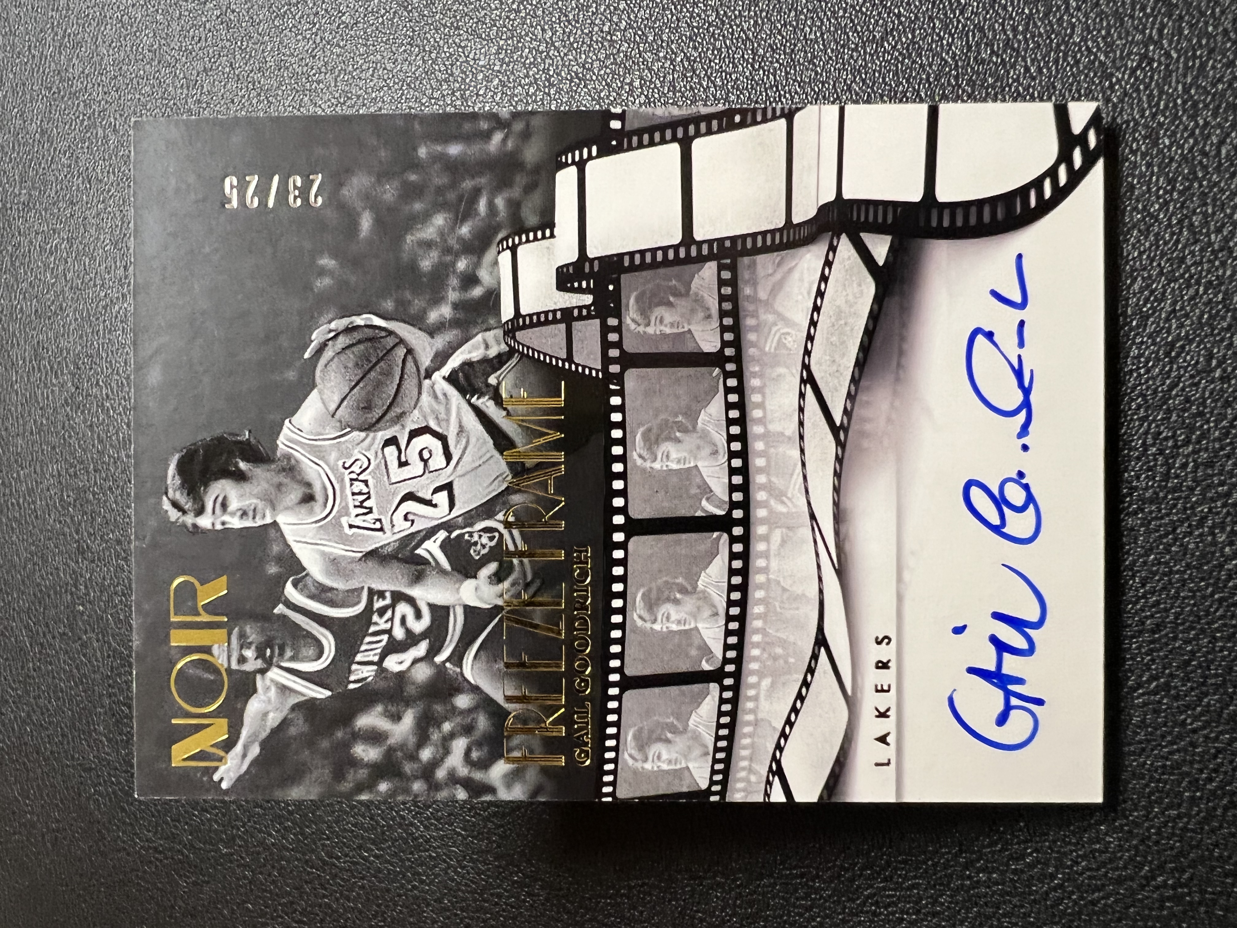 2024-25 Panini Noir Gail Goodrich 【星佑代卖】诺尔 湖人名宿 盖尔 古德里奇 签字 卡签 电影胶片签 25编 微瑕如图 收藏必备