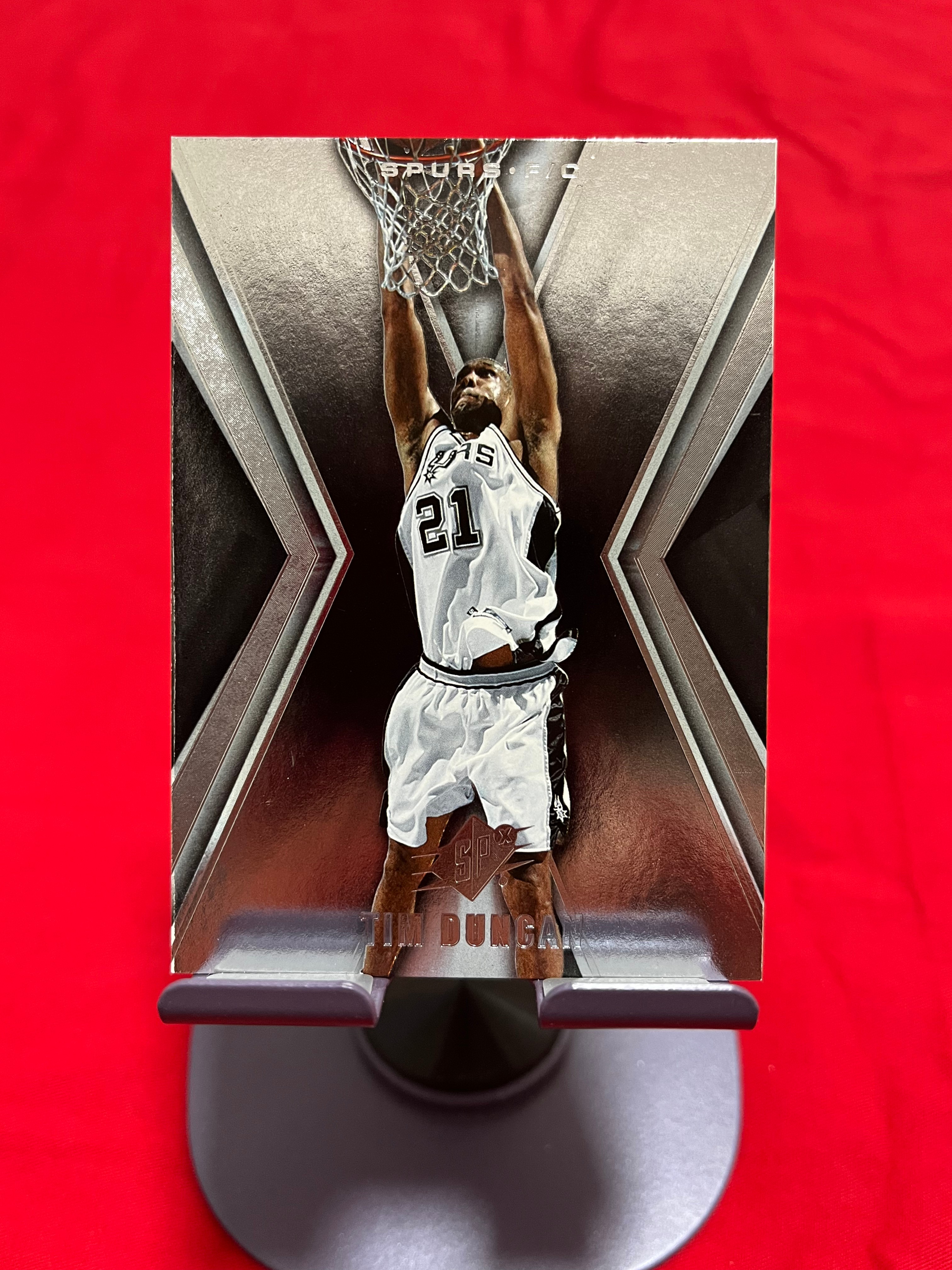 2005 Upper Deck 老卡 老特 Tim Duncan 蒂姆 邓肯 石佛 马刺【折射 经典选图 经典设计 SPX】【边角瑕疵如图 介意勿拍】#1097