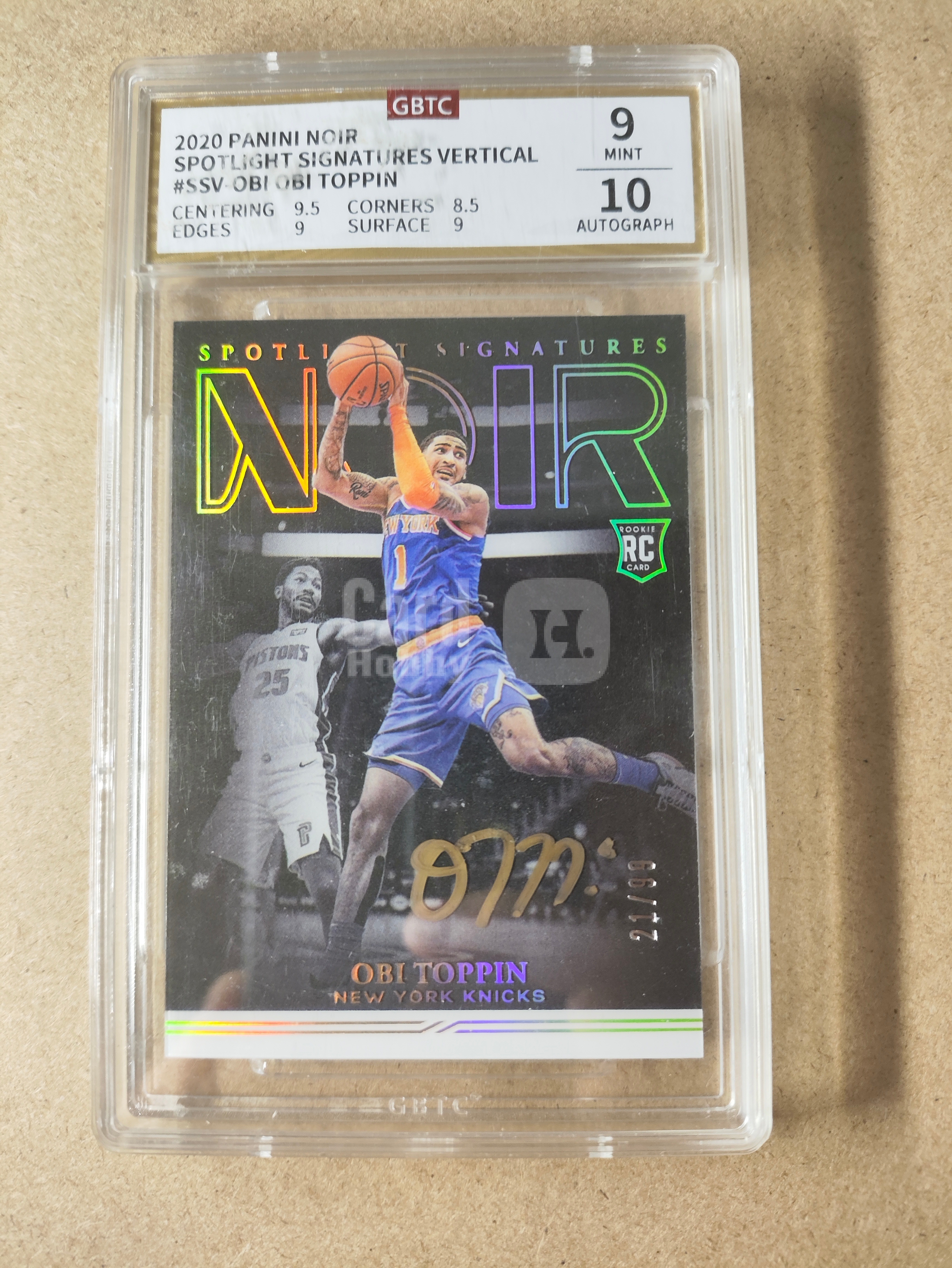 2020-21 Panini Noir Obi Toppin RC 诺尔 尼克斯 奥比 托平 RC新秀 金笔签 21/99编 闪版 聚光灯 镜面 GBTC评级9/10分 卡品如图 收藏必备