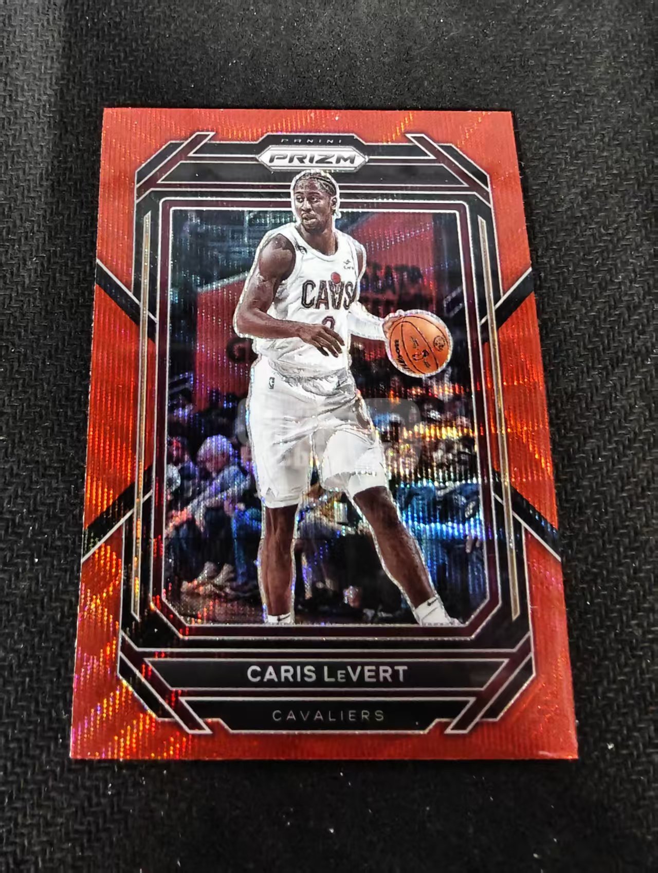 2022-23 Panini Prizm Caris LeVert 卡里斯 勒夫特 骑士 红波纹 PZ 划痕 边角瑕疵 #77