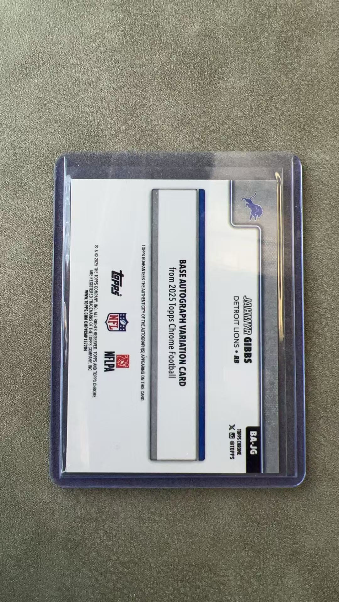 4579【330球星卡实体店代卖】2025 Topps Chrome TC元年 NFL JAHMYR GIBBS 贾米尔 吉布斯 雄狮 绿几何折 87/99编 签字 AUTO 仅顺丰寄付(雄狮)