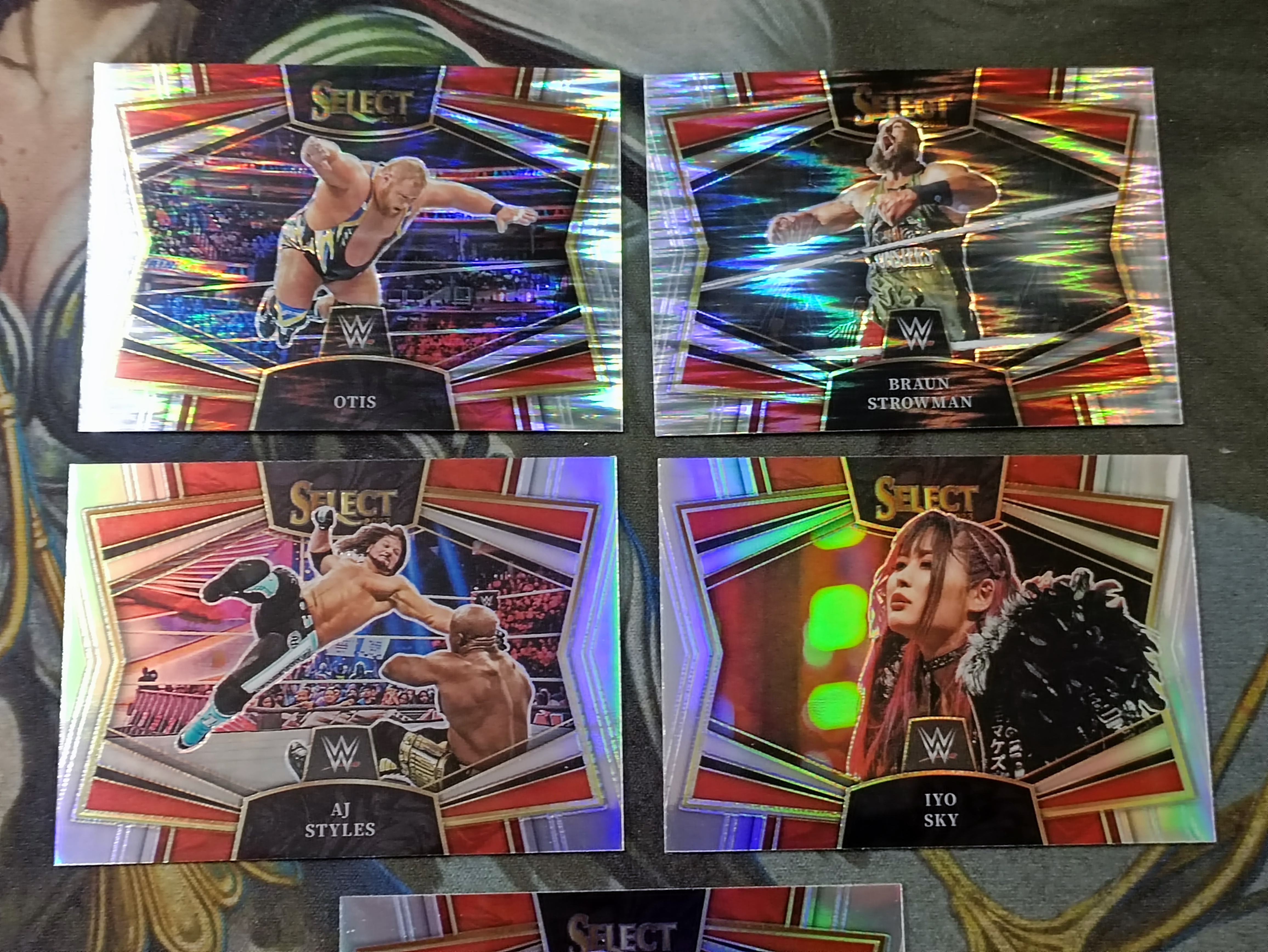 2023 Panini Select WWE Otis /AJ Styles/Iyo Sky/Alba Fyre 折射亮面 打包5张 WWE 职业摔角(打包不保卡品)《苏州卡通》J【ANDY】