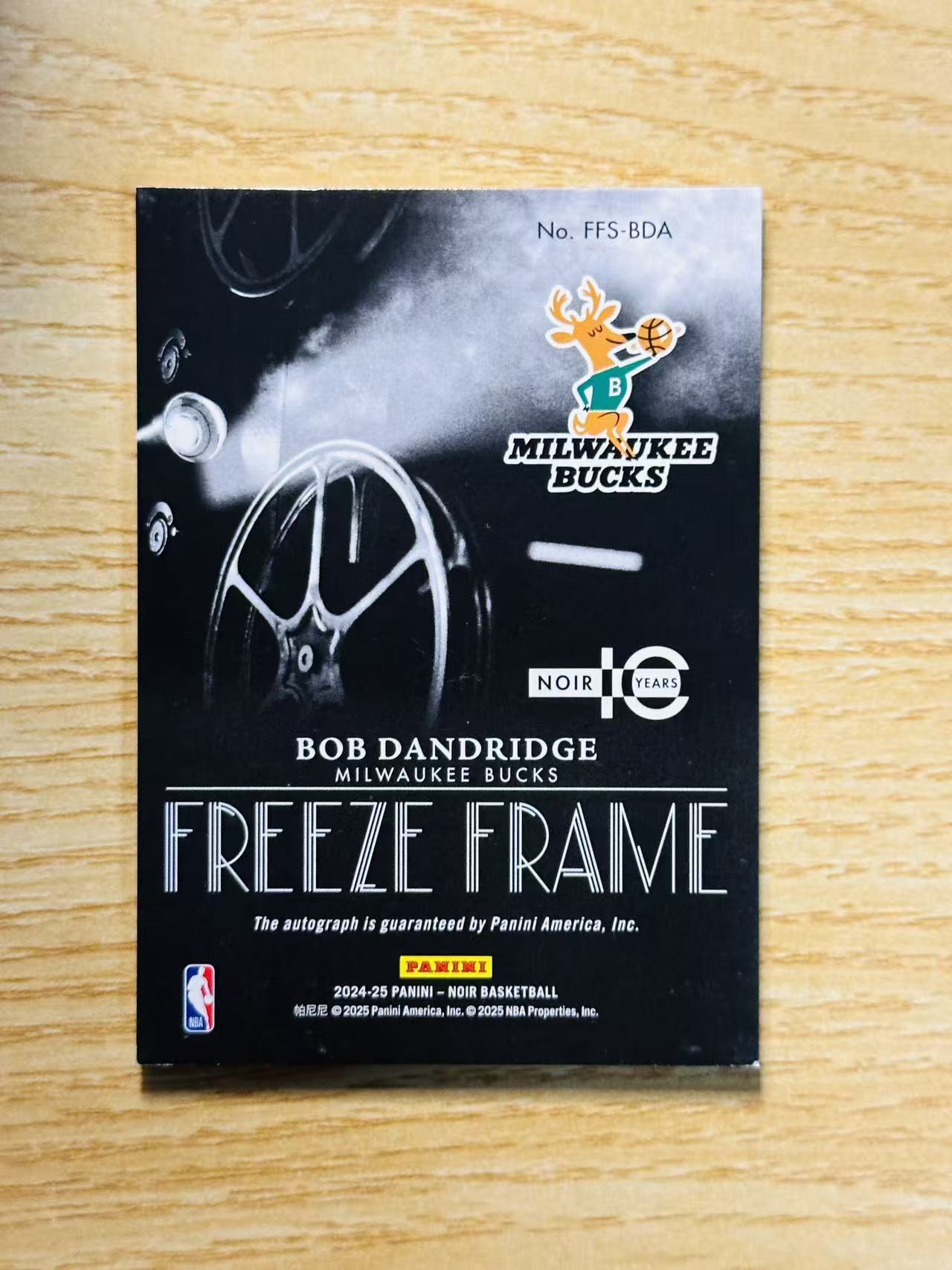 2024-25 Panini Noir Bob Dandridge #34 鲍伯 丹德里奇 诺尔 定格签 签字 卡签 /25编 金平行 雄鹿