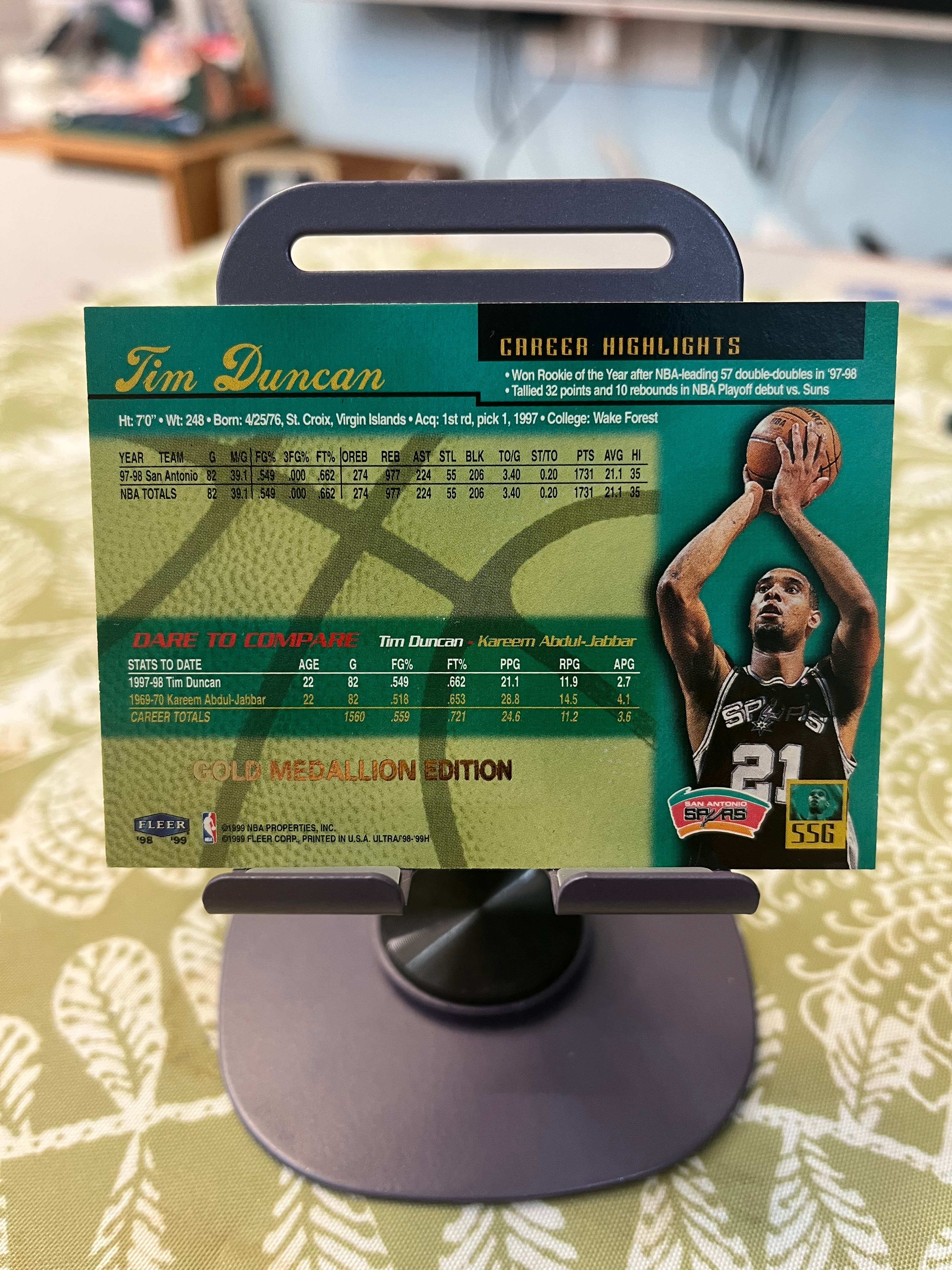 1999 Fleer 老卡 老特 Tim Duncan 蒂姆 邓肯 石佛 马刺【折射 金色背景 实卡超闪 佛鲨对决经典选图 ULTRA】【边角瑕疵如图 介意勿拍】#1038