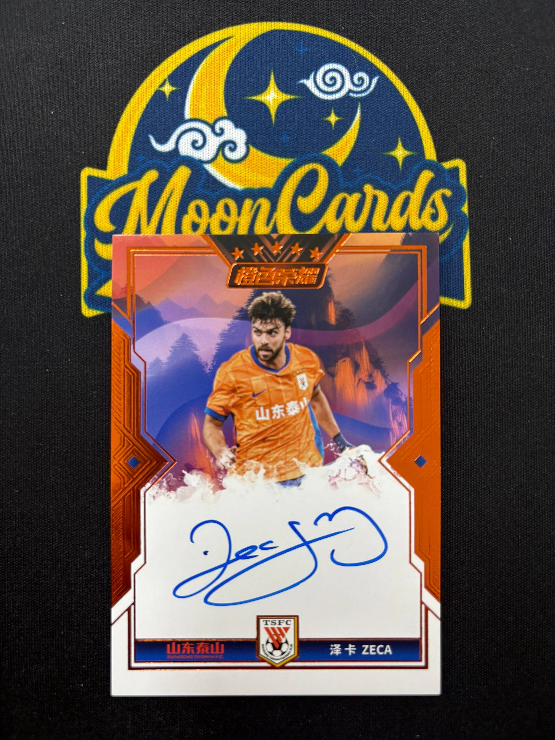 【梦卡拍卖】2025 巅峰潮玩 橙色荣耀 泰山队盒 山东鲁能 泽卡 zaka 签字 卡签 69/75编 #DD# A02