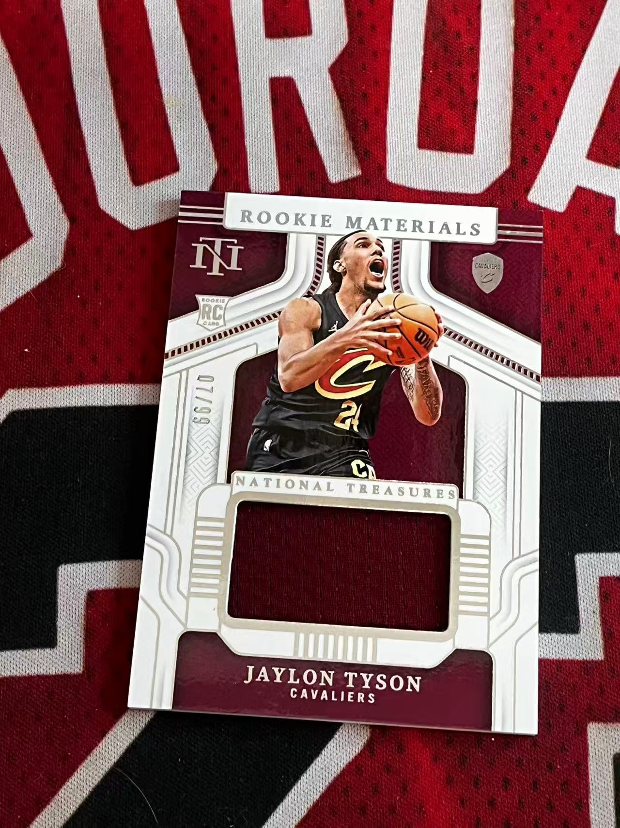 【接寄拍】2024-25 PANINI NATIONAL 国宝高端系列 骑士 新秀RC 杰隆泰森 杰伦泰森 99编 大窗新秀球衣物料切割 衣料实物卡 专收凑套必备【烂臭嘴拍卖】