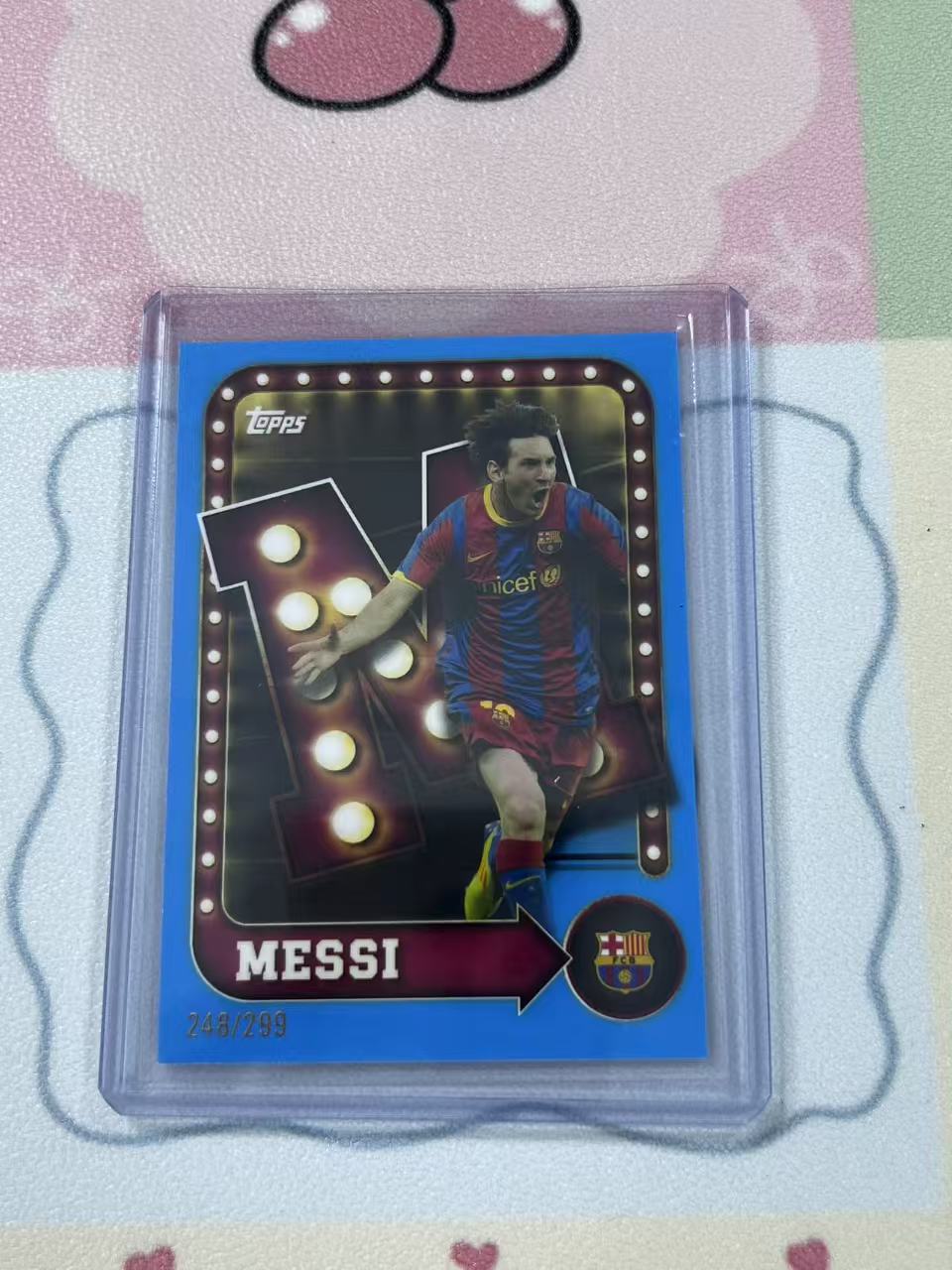 2025-26 Topps 巴萨铁罐队盒 Lionel Messi 里奥梅西 巴萨 巴黎 迈阿密国际 阿根廷 球王 特卡带编 248/299 收藏必备 不保卡品《魔丸》