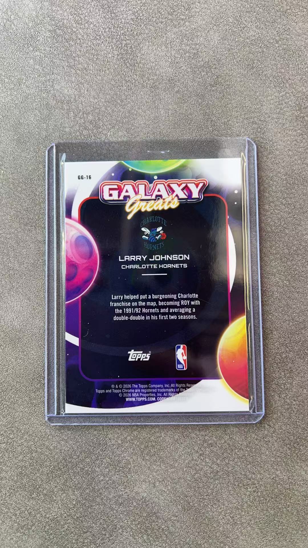 3775【330球星卡实体店代卖】2026 Topps Cosmic Chrome 拉里约翰逊 Larry Johnson 黄蜂 红折 低编 3/5编 Galaxy 银河巨星 仅顺丰寄付(蘇阖)