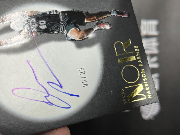 【欧卡体育】2024-25 Panini Noir Harrison Barnes 哈里森 巴恩斯 6/25编 签字 金平行 卡签 影子签 马刺 收藏必备(PP)
