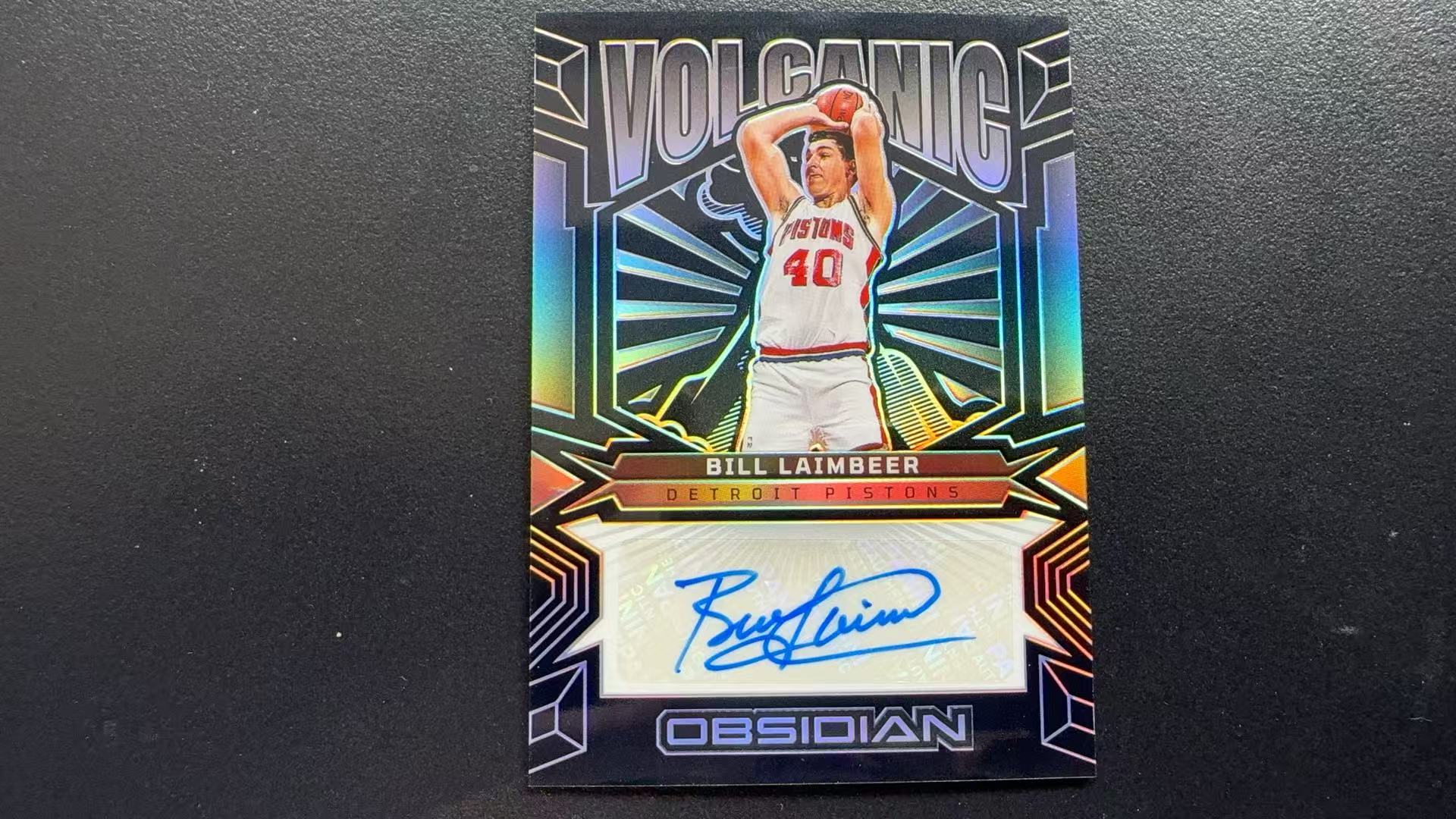 【Pw代卖】2024-25Panini 篮球黑曜石 Bill Laimebeer 比尔 兰比尔 活塞 传奇名宿 银折 Volconic签 签字 149编 卡品如图 收藏必备 萝卜哥