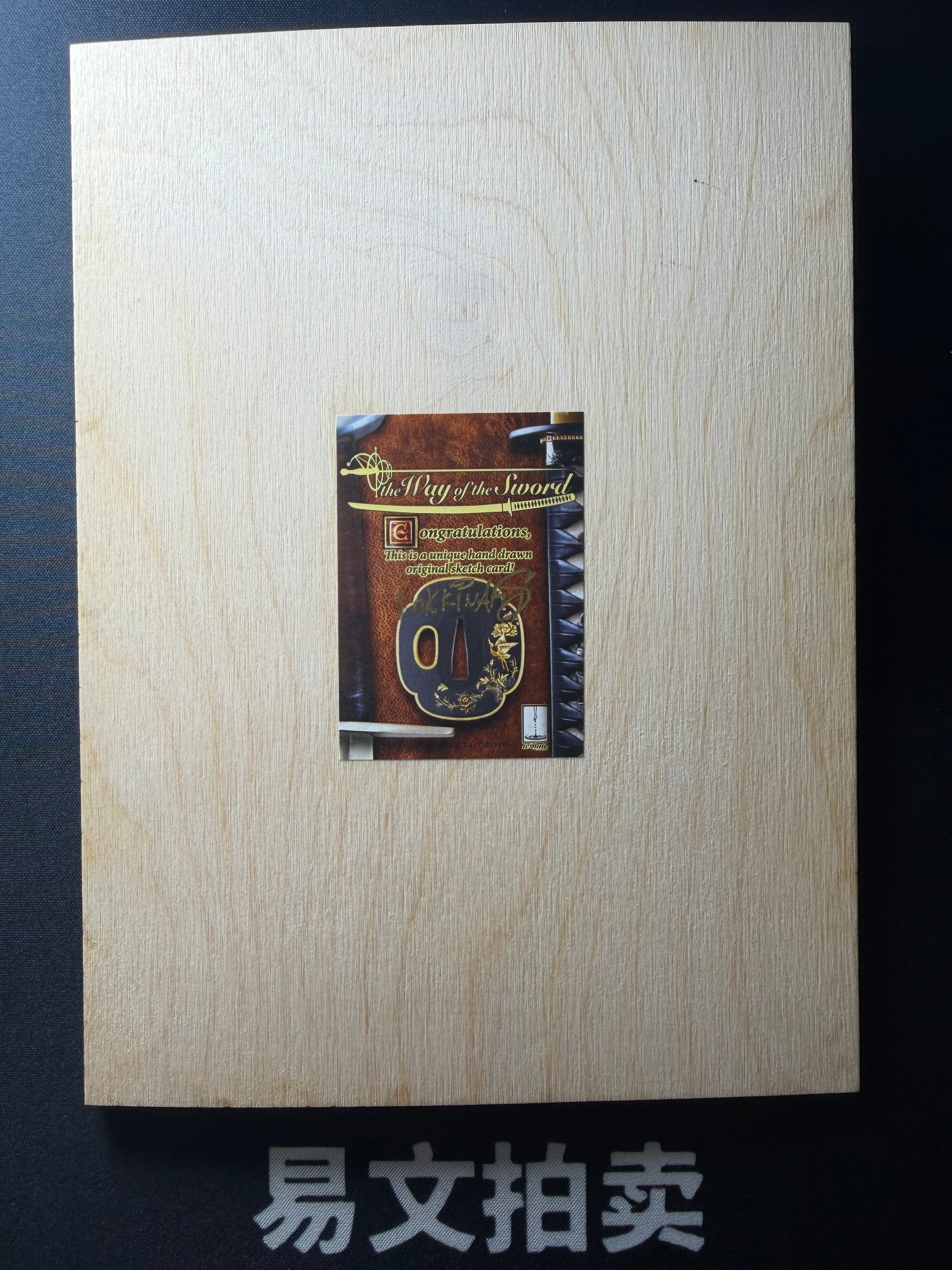 【易文拍卖 超级回款】 2022 Iconic Creations The Way of The Sword 2 木雕手绘 艺术家签名 卡签 木质卡 超大尺寸卡 大卡 卡品如图#Tommy Wu