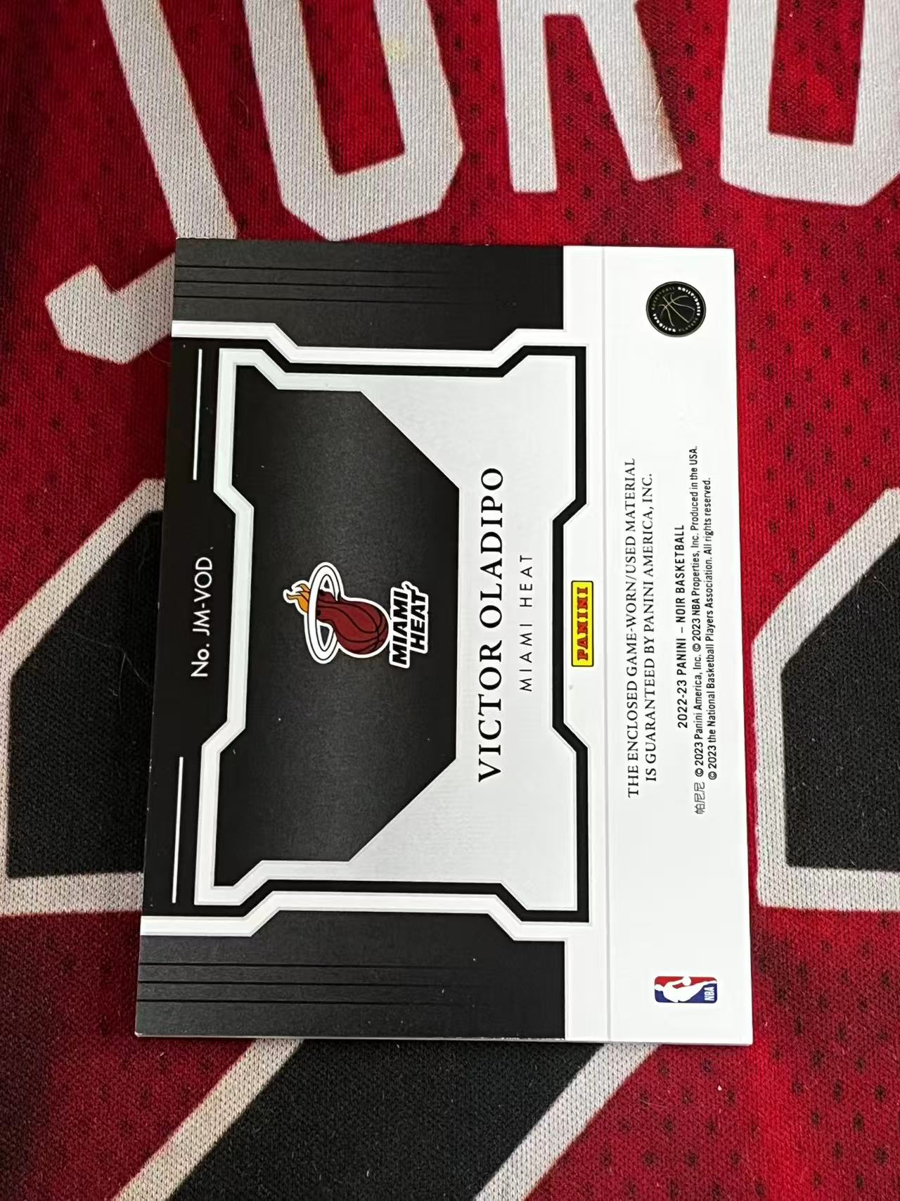 【接寄拍】2022-23 PANINI NOIR 诺尔高端系列 热火 苦曼巴 维克托奥拉迪波 99编 GU 亲穿落场球衣物料切割 衣料实物卡 银闪版 专收凑套必备【烂臭嘴拍卖】