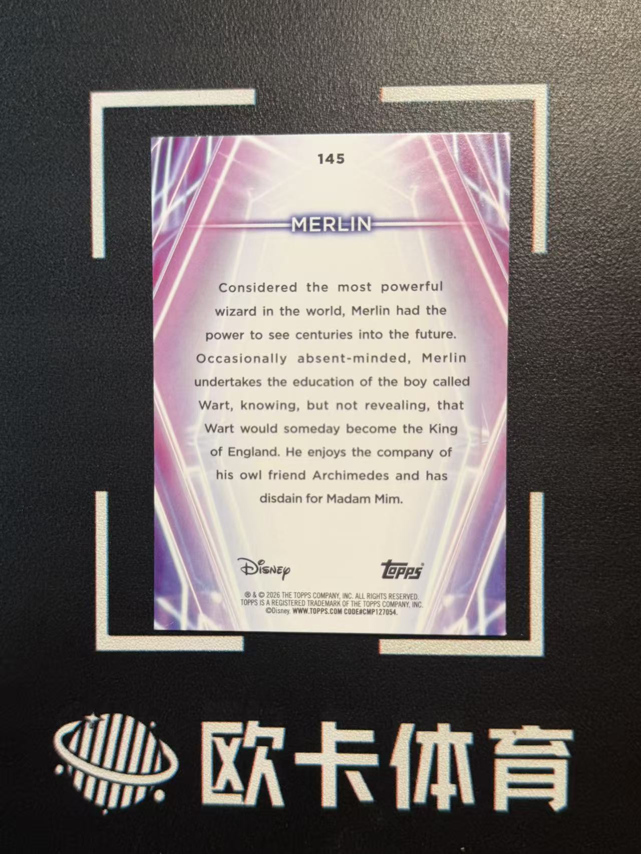 【欧卡体育】2026 Topps Disney Neon 迪士尼 霓虹 Merlin 4/5编 梅林法师 红平行 红钻石折(YDD)