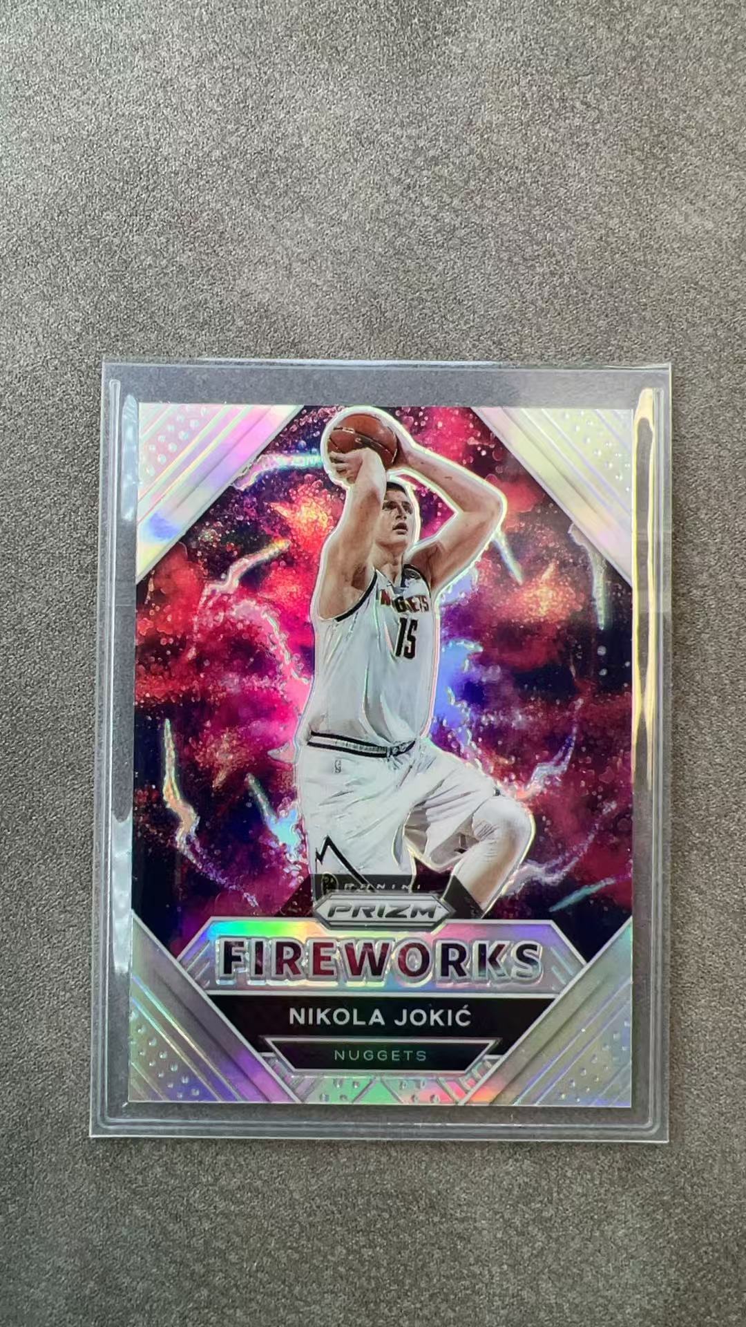 6591【330球星卡实体店代卖】2020-21 帕尼尼 PRIZM 约基奇 Nikola Jokic 掘金 银折 FIREWORKS 烟花特卡 仅顺丰寄付(UK23)