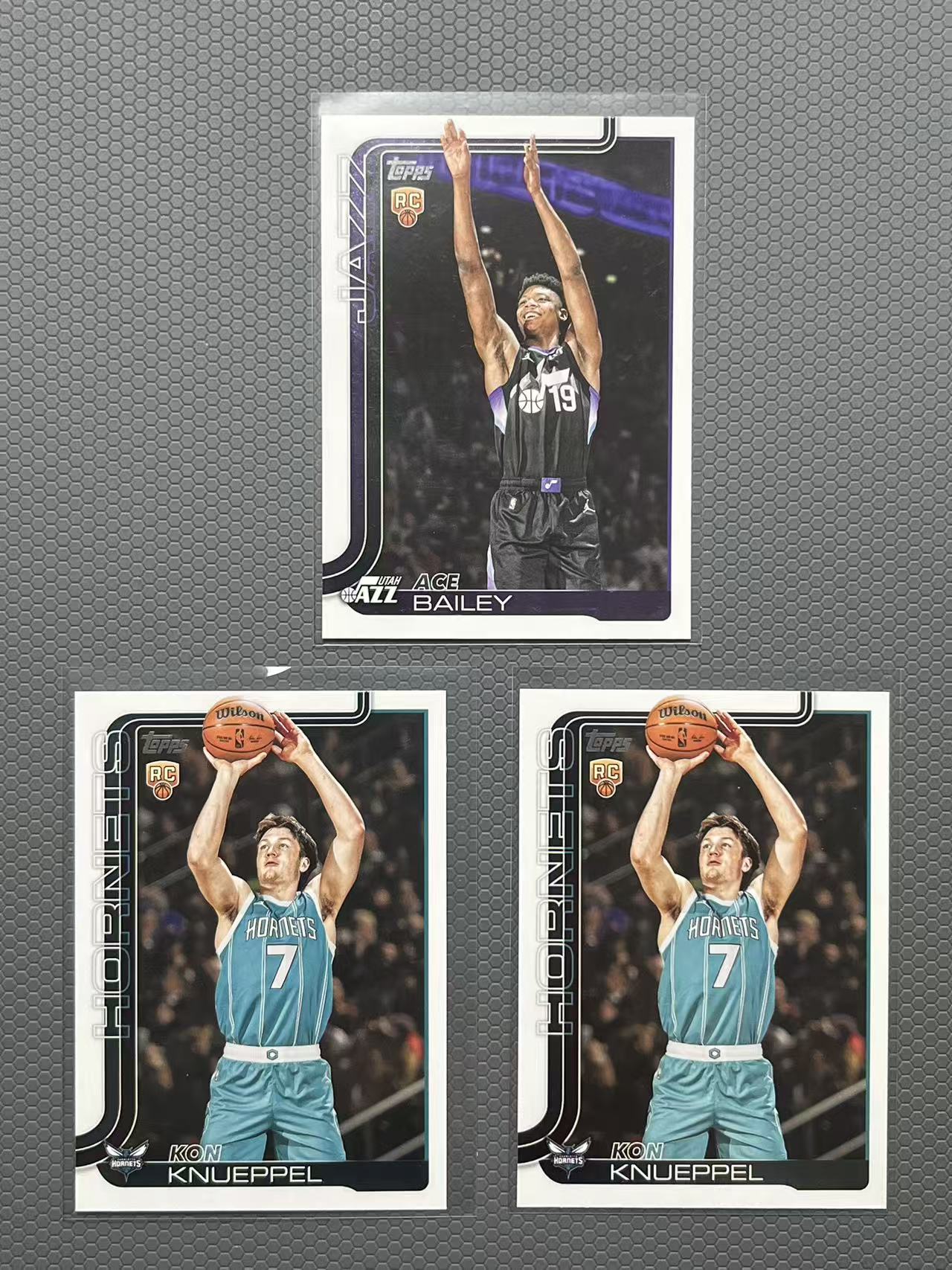 2025 Topps 埃斯·贝利 ACE BAILEY 康·克努佩尔 KON KNUEPPEL 爵士 黄蜂 新秀 RC 特卡 卡品如图-左