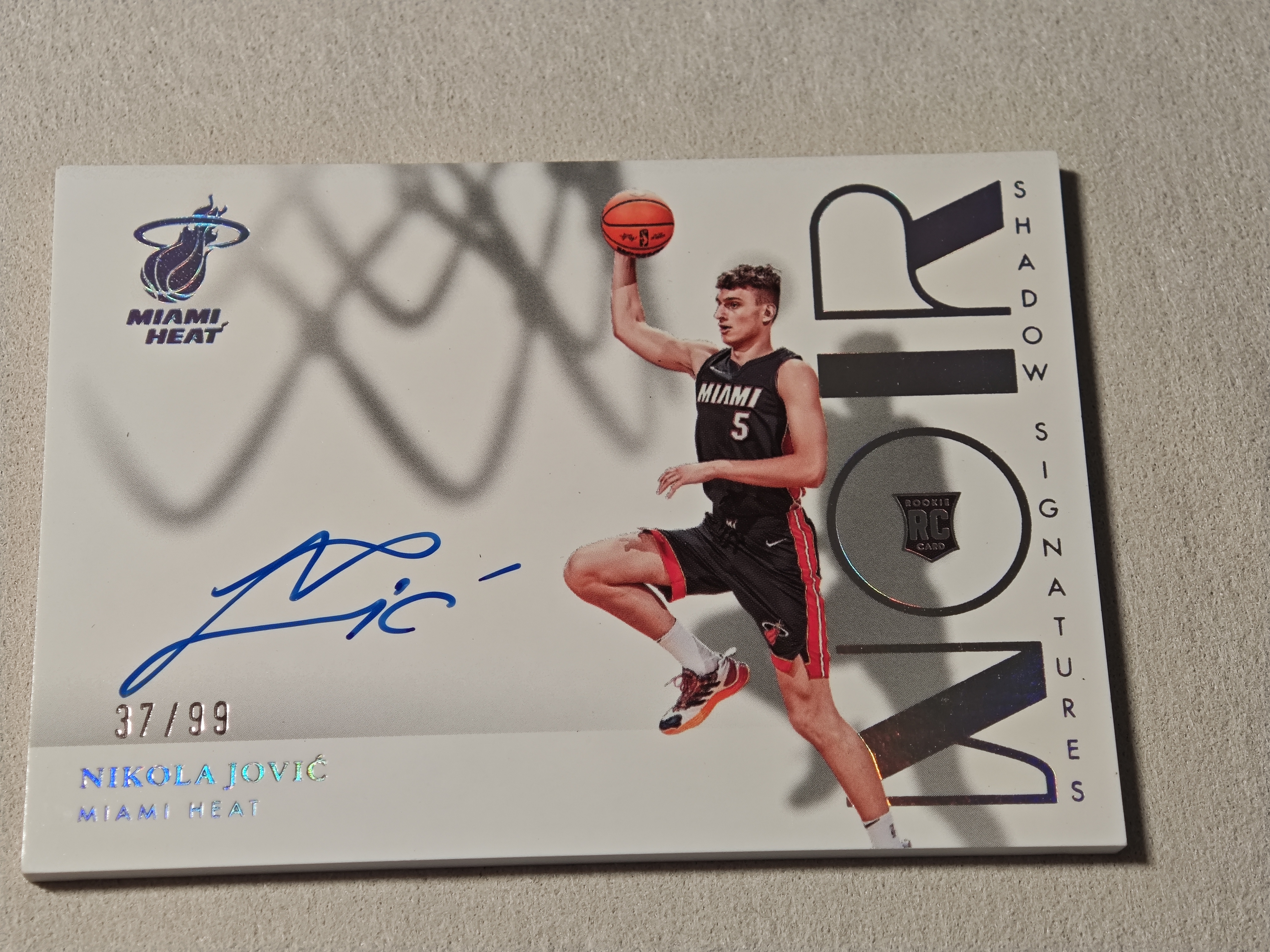 2022-23 Panini Noir Nikola Jovic RC 热火 约维奇 新秀 影子签 99编 签字 约基奇队友 微瑕如图