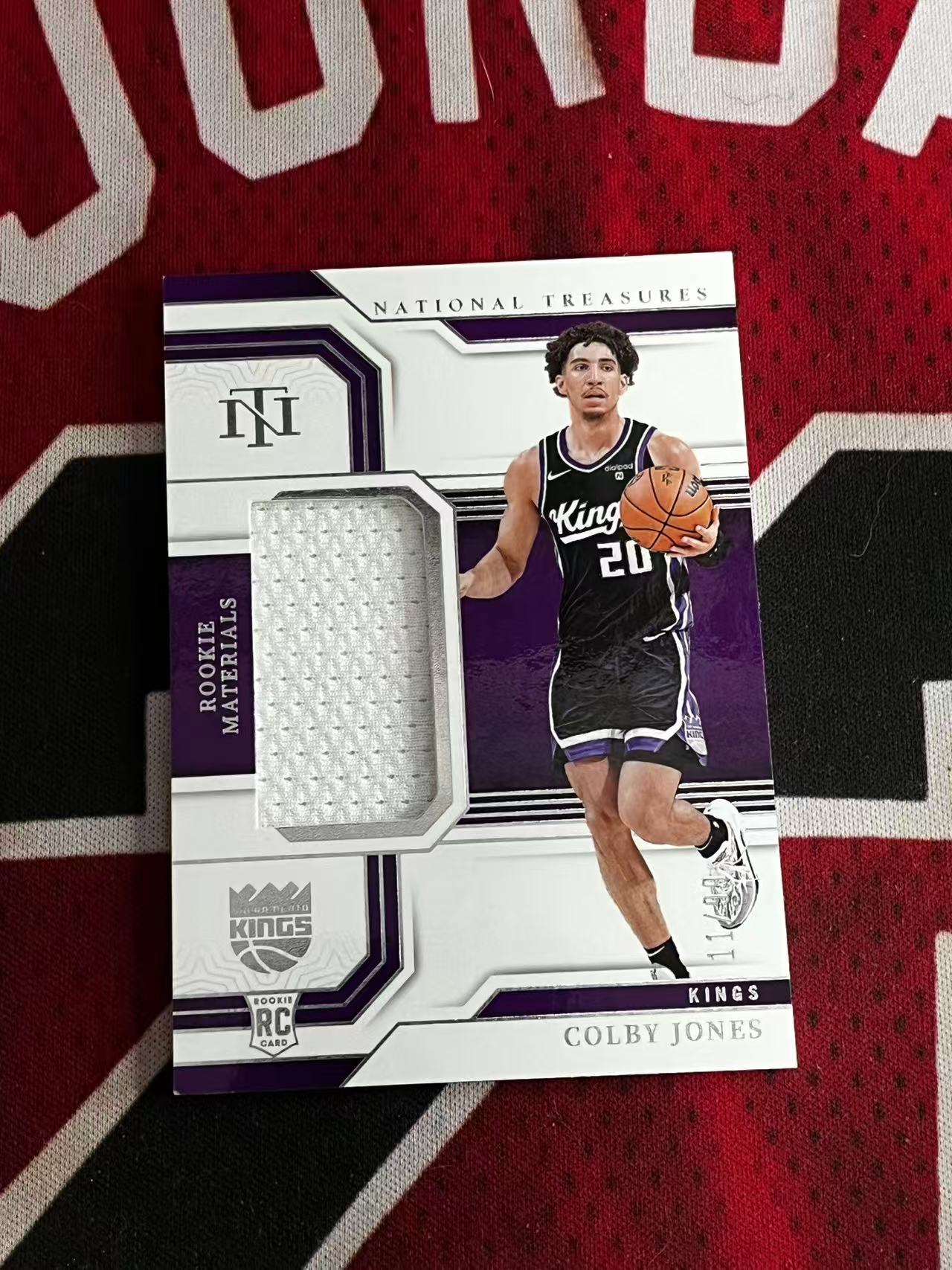 【接寄拍】2023-24 PANINI NATIONAL 国宝高端系列 国王 新秀RC 科尔比琼斯 99编 大窗新秀球衣物料切割 衣料实物卡 专收凑套必备【烂臭嘴拍卖】